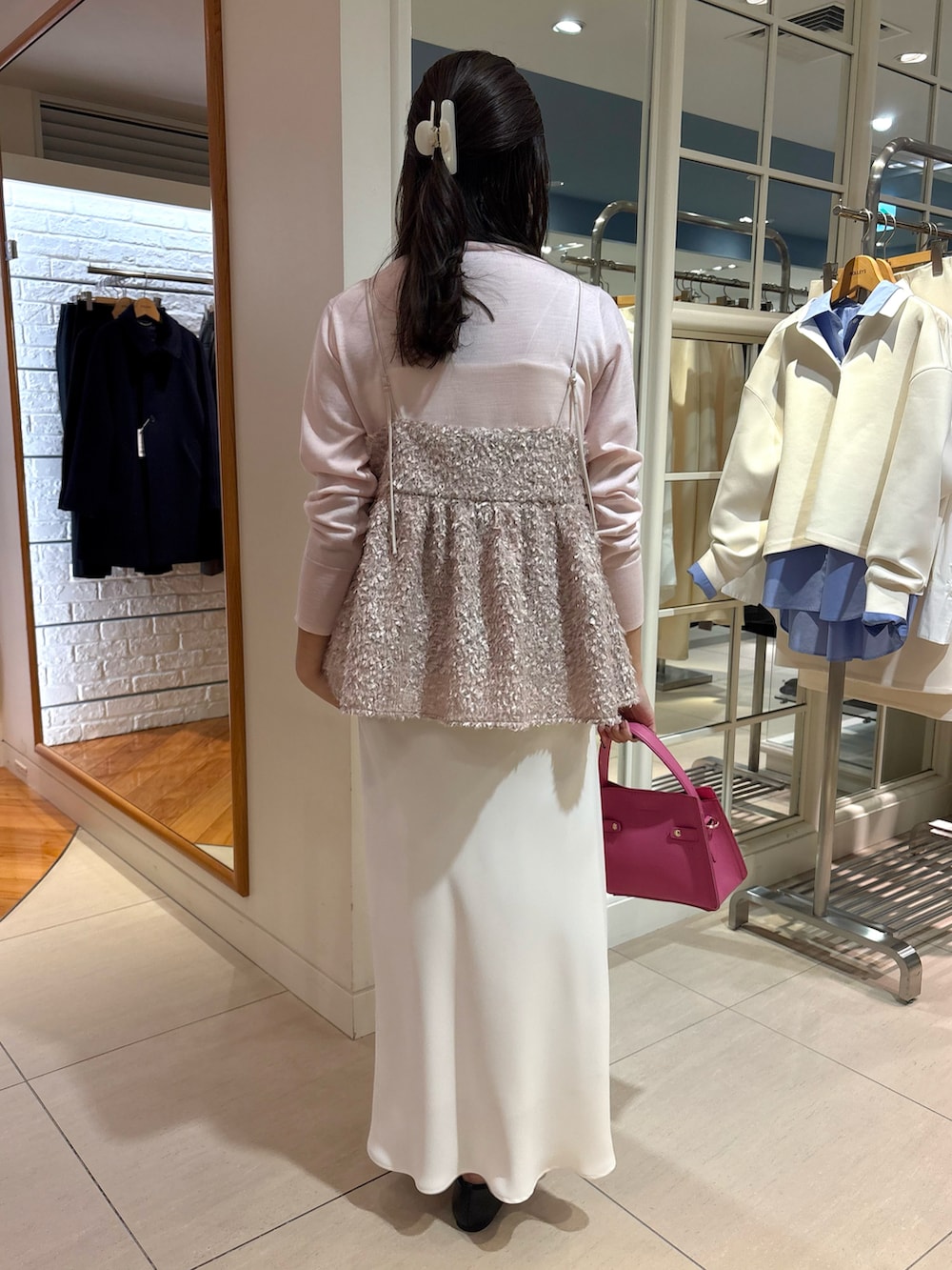 ブラック系のショルダーバッグ、ベージュ系のキャミソール、ピンク系のニット/セーターを着用したレディースの秋コーディネートの4枚目の写真