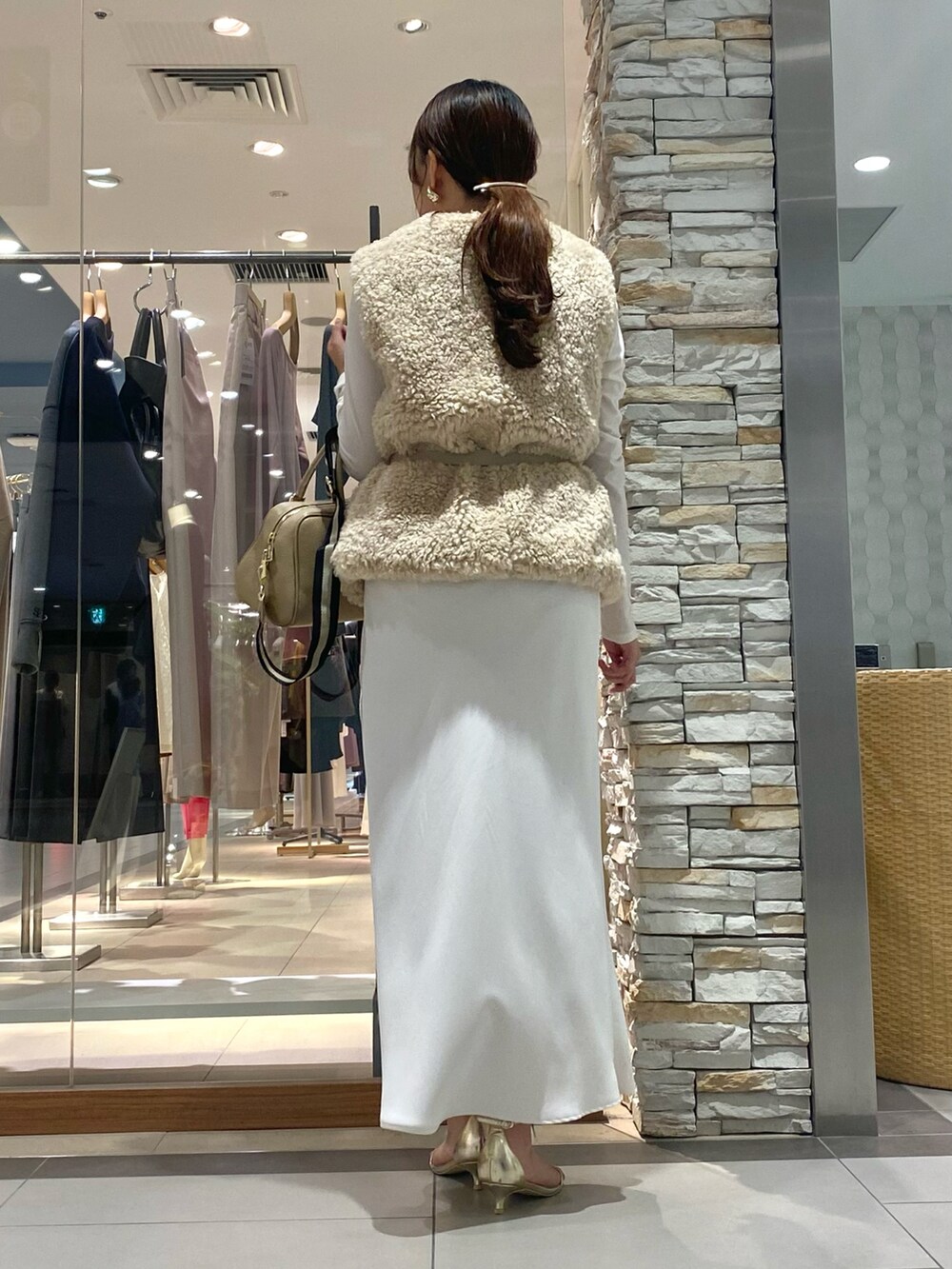 「秋っぽコーデ更新中、淡色コーデ、大人かわいい、おでかけコーデ、秋カラー、お洒落さんとつながりたい、ファーベスト、レディースファッション、大人女子、ootd、きれいめコーディネート、秋冬、淡色女子、ママファッション、ベージュコーデ」|「NOLLEY’Sのボストンバッグ(ショルダーバッグ、ベージュ系)」を使った、Mihoさん(レディース・159cm)の秋コーディネートの4枚目の写真