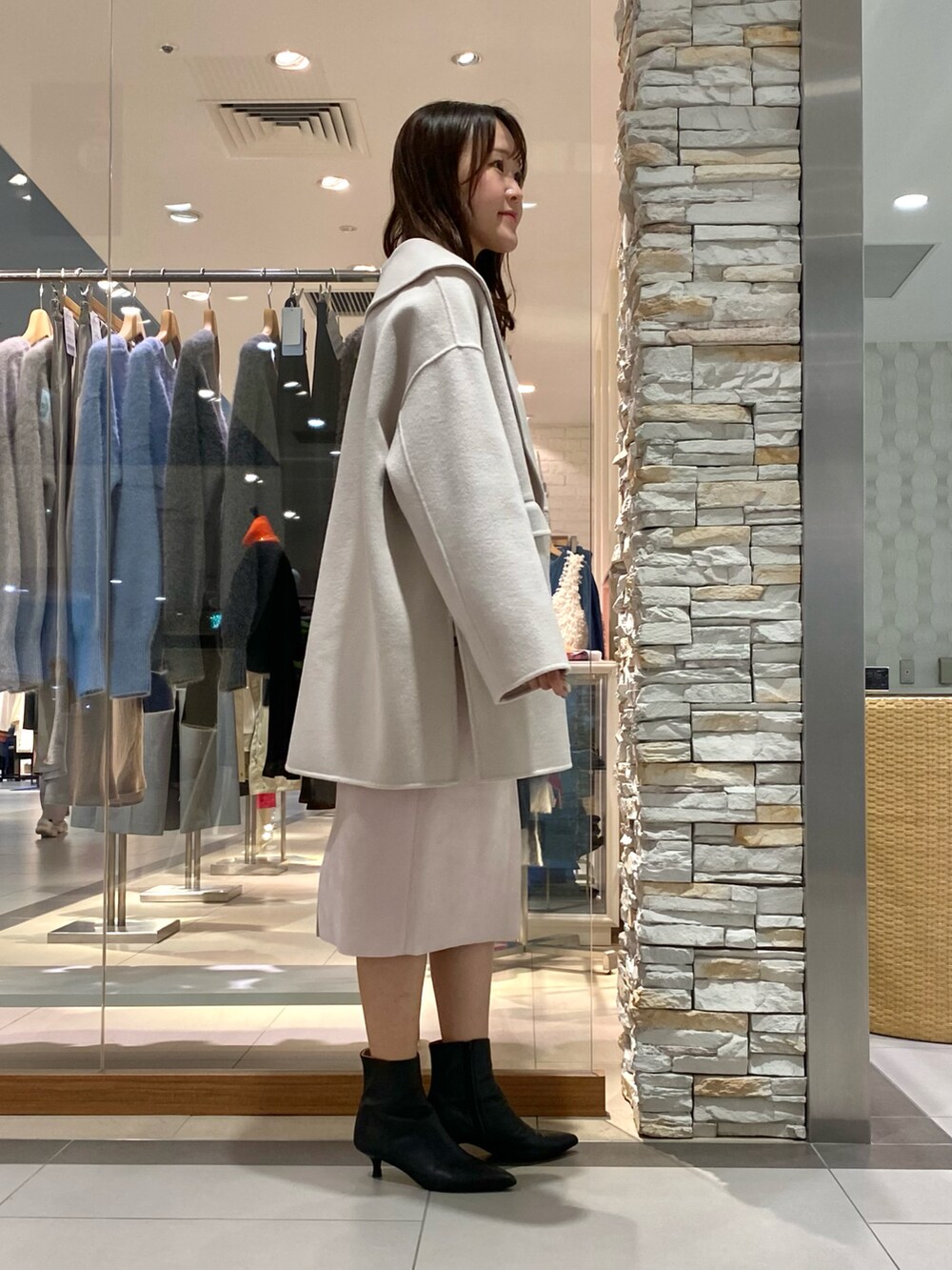「コート、アウター、ウールコート、シンプルスタイル、オトナ女子、大人コーデ、きれいめカジュアル、きれいめコーディネート、淡色コーデ、淡色女子、タイトスカート、スカート、スカートスタイル、ニット、ぺプラムトップス」｜「NOLLEY’S Sophiの◇【WEB限定カラーあり】SUPER140リバーショールコート 24AW（ダッフルコート、ベージュ系）」を使った、Mihoさん（レディース・159cm）の秋コーディネートの4枚目の写真