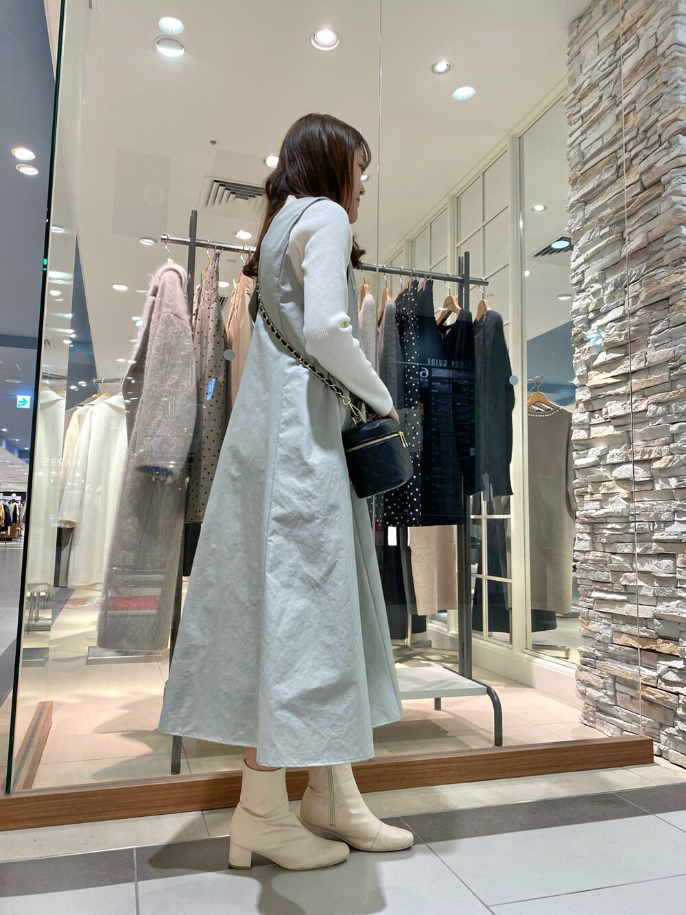 「新星WEARISTAにエントリー、冬、あったかコーデ、シンプル、ootd、ジャンパースカート、ワンピース、ワンピーススタイル、ワンピースコーデ、大人カジュアル、今日のコーデ、オトナ女子、ブーツコーデ、大人かわいい、冬服」｜「NOLLEY’Sのシャンタンタフタワンピース（ワンピース、グレー系）」を使った、Mihoさん（レディース・159cm）の冬コーディネートの5枚目の写真
