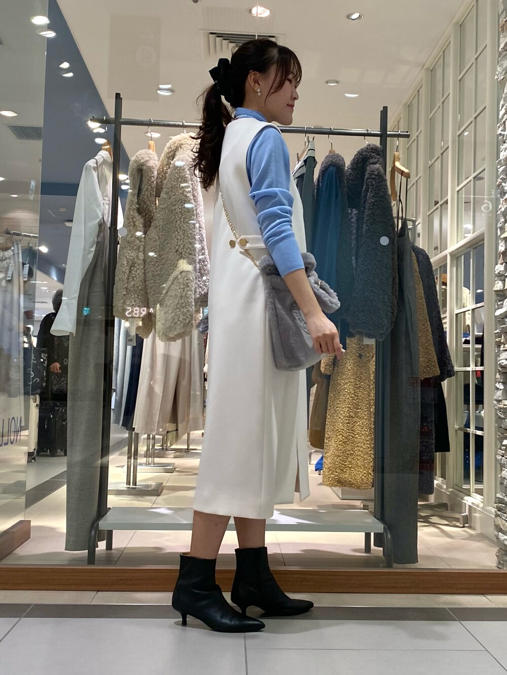 「秋服コーデ、ワンピース、ジャンパースカート、ジャンスカ、大人かわいい、着回しコーデ、大人女子、秋冬、初冬コーデ、ショートブーツ、おしゃれさんと繋がりたい、ootd、今日のコーデ、デートコーデ、きれいめ」|「NOLLEY’Sの◇【WEB限定カラーあり】ウォッシャブル前ジップジャンパースカート(ワンピース、ホワイト系)」を使った、Mihoさん(レディース・159cm)の秋コーディネートの2枚目の写真