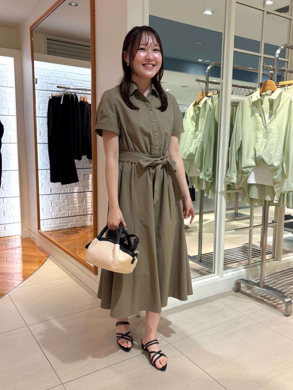 Mihoさんの「ウォッシャブルサッカーシャツワンピース（NOLLEY’S Sophi）」を使ったコーディネートの4枚目の写真