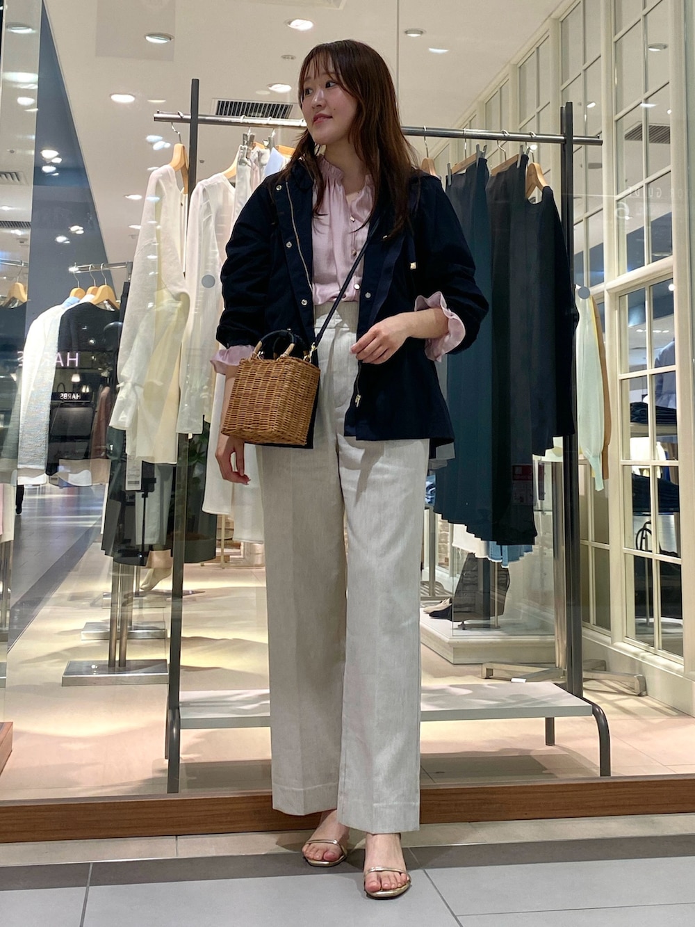 「シンプル、春夏コーデ、大人女子、カジュアルスタイル、大人カジュアル、パンツコーデ、ootd、着回しコーデ、春カラー、お出かけコーデ、麻、麻パンツ、マウンテンパーカー、きれいめカジュアル、ピンク」｜「NOLLEY’Sの《セットアップ対応》ウォッシャブル麻混セミワイドパンツ（その他パンツ、ベージュ系）」を使った、Mihoさん（レディース・159cm）の春コーディネートの5枚目の写真