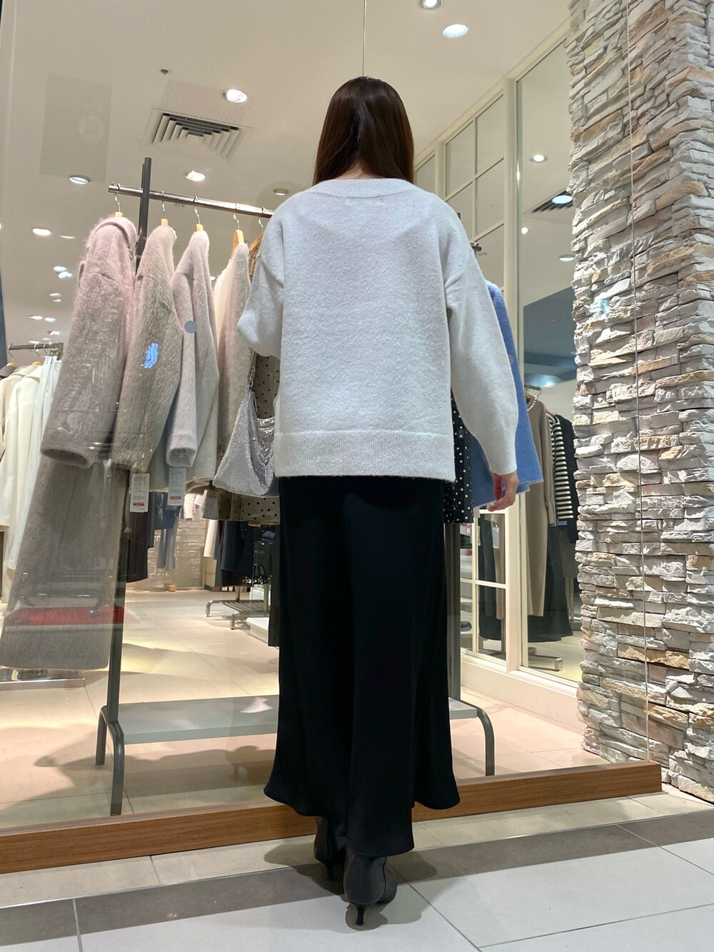 「カジュアルコーデ、オトナカジュアル、大人女子、大人かわいい、きれいめコーディネート、きれいめカジュアル、キレイめ、ニット、ニットコーデ、Vネック、Vネックニット、スカートスタイル、スカート、マーメイドスカート、ゆったりコーデ」｜「NOLLEY’Sのメタル3wayショルダーバッグ（クラッチバッグ、シルバー系）」を使った、Mihoさん（レディース・159cm）の冬コーディネートの3枚目の写真