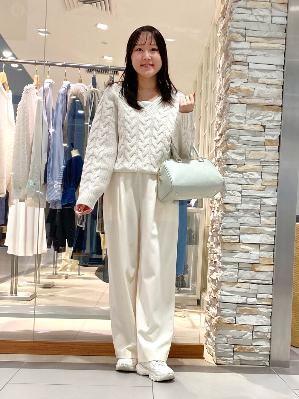「休日スタイル、楽チンコーデ、冬服コーデ、ホワイトコーデ、ホワイトパンツ、ニット、ケーブルニット、スニーカー、スニーカーコーデ、大人女子、パンツスタイル、オトナ女子、オトナカワイイ、冬、今日のコーデ」｜「NOLLEY’Sのウォッシャブル裏起毛イージーワイドパンツ（その他パンツ、グレー系）」を使った、Mihoさん（レディース・159cm）の冬コーディネートの5枚目の写真