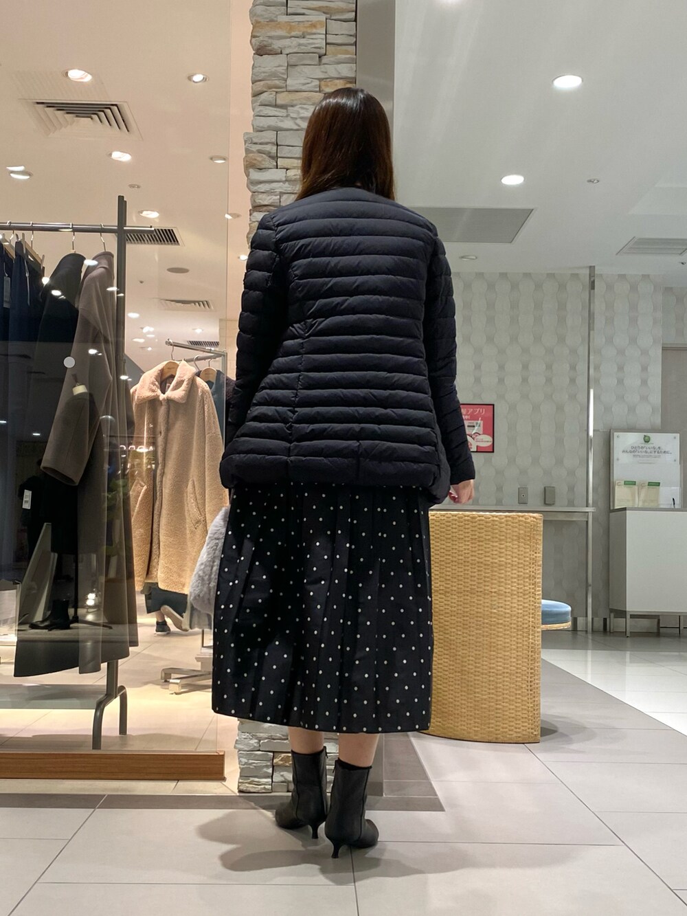 「お出かけコーデ、今日のコーデ、大人可愛い、休日スタイル、大人ファッション、スカートスタイル、タトラス、ダウンジャケット、ダウンコート、きれいめカジュアル、きれいめコーディネート、カーディガン、冬コーデ、おでかけコーデ、きれいめ」｜「NOLLEY’Sの《手洗い可能》総針カーブ袖2WAYクルーネックカーディガン（カーディガン/ボレロ、ブルー系）」を使った、Mihoさん（レディース・159cm）の秋コーディネートの3枚目の写真