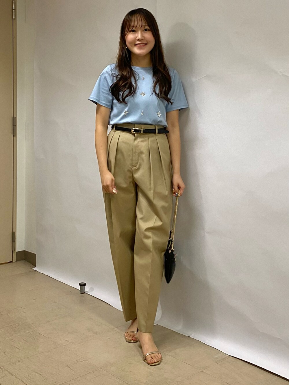 「アツいコーデ全部見せ、お出かけコーデ、秋服準備はじめました、オトナ女子、大人かわいい、パンツコーデ、お洒落さんとつながりたい、夏服、Tシャツ、チノパン、ワイドテーパードパンツ、パンツスタイル、休日スタイル、お仕事コーデ、オフィススタイル」｜「NOLLEY’S Sophiのウォッシャブルツイルワイドテーパードパンツ（その他パンツ、ピンク系）」を使った、Mihoさん（レディース・159cm）の夏コーディネートの5枚目の写真