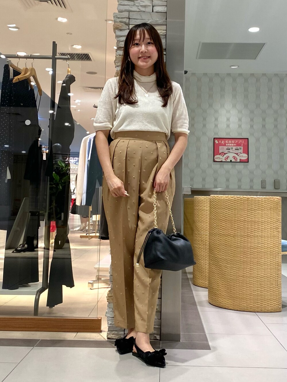 ベージュ系のショルダーバッグ、イエロー系のその他パンツ、ホワイト系のニット/セーターを着用したレディースの秋コーディネートの5枚目の写真