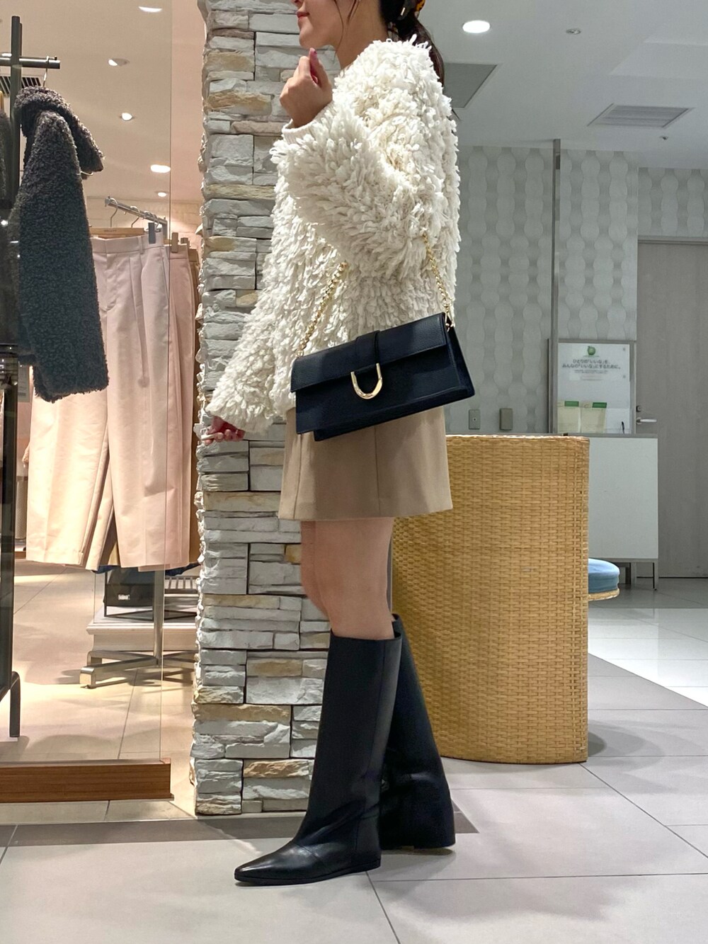 「秋コーデ、テーマパークコーデ、シンプルスタイル、今日のコーデ、秋服準備はじめました、ニット、白ニット、オトナカワイイ、大人かわいい、オトナカジュアル、着回しコーデ、秋っぽコーデ更新中、ボリュームニット、ミニスカート、ミニスカ」｜「PELLICO SUNNYのアイテム（ブーツ、ブラック系）」を使った、Mihoさん（レディース・159cm）の秋コーディネートの2枚目の写真