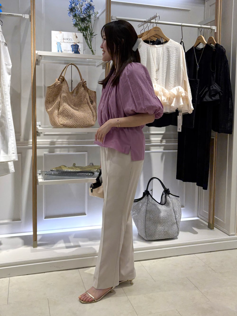 「ワイドパンツ、サンダル、大人ファッション、おでかけコーデ、大人コーデ、夏服、大人ガーリー、今日のコーデ、おしゃれさんと繋がりたい、オフショル、きれいめカジュアル、春服、30代コーデ、美脚パンツ、ベージュパンツ」｜「WALANCEのWALANCE | オーガニックコットン ギャザーブラウス WOMEN（シャツ/ブラウス、グレー系）」を使った、Mihoさん（レディース・159cm）の春コーディネートの2枚目の写真