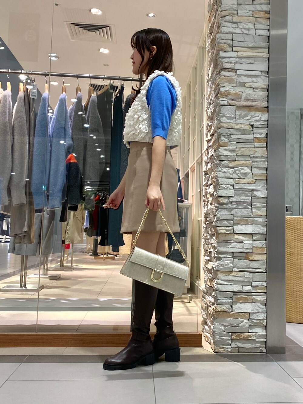 「レイヤードスタイル、秋コーデ、スカート、スカートスタイル、スカートコーデ、ミニスカート、ミニスカートコーデ、ロングブーツ、ブルー、ニット、ビスチェ、ビスチェコーデ、秋服コーデ、キレイめカジュアル、休日スタイル」｜「NOLLEY’S Sophiのウォッシャブルダブルクロスタイトミニスカート（スカート、イエロー系）」を使った、Mihoさん（レディース・159cm）の秋コーディネートの2枚目の写真