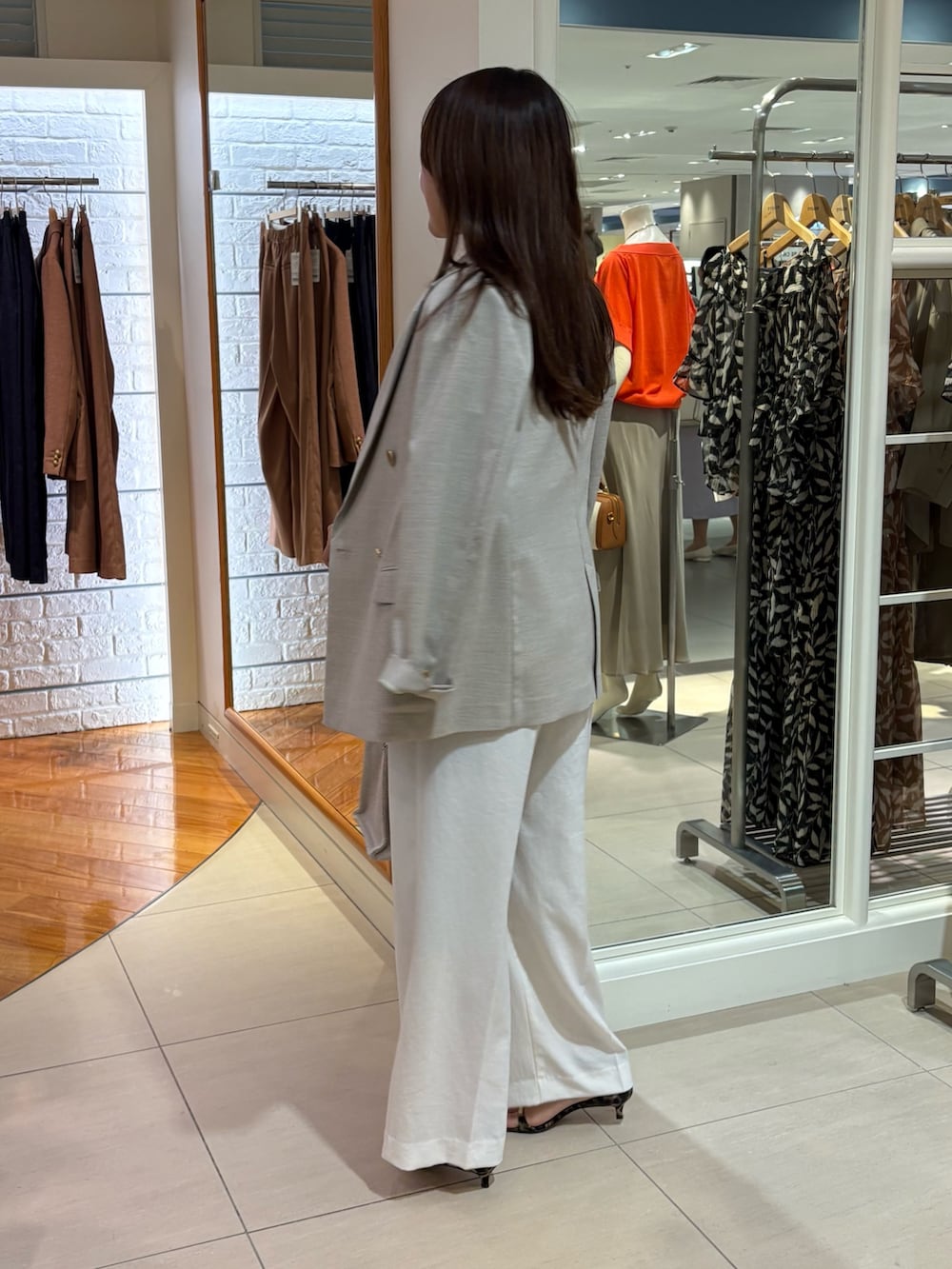 ホワイト系のその他パンツ、イエロー系のトートバッグ、ホワイト系のTシャツ/カットソーを着用したレディースの春コーディネートの2枚目の写真