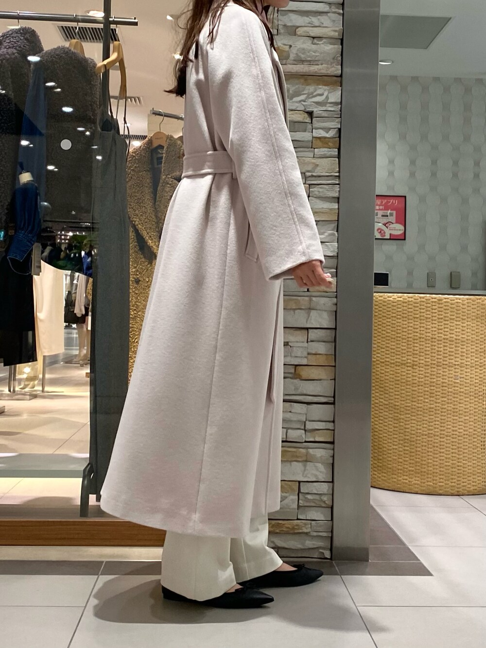 「最近のいい感じコーデ、冬アウター、タートルネック、ロングコート、ワントーンコーデ、オトナカジュアル、休日スタイル、お出かけコーデ、大人可愛い、淡色コーデ、淡色女子、きれいめカジュアル、キレイめカジュアル、ootd、大人コーデ」｜「NOLLEY’S Sophiのアンゴラロングベルテッドコート 24AW（その他アウター、ベージュ系）」を使った、Mihoさん（レディース・159cm）の秋コーディネートの5枚目の写真