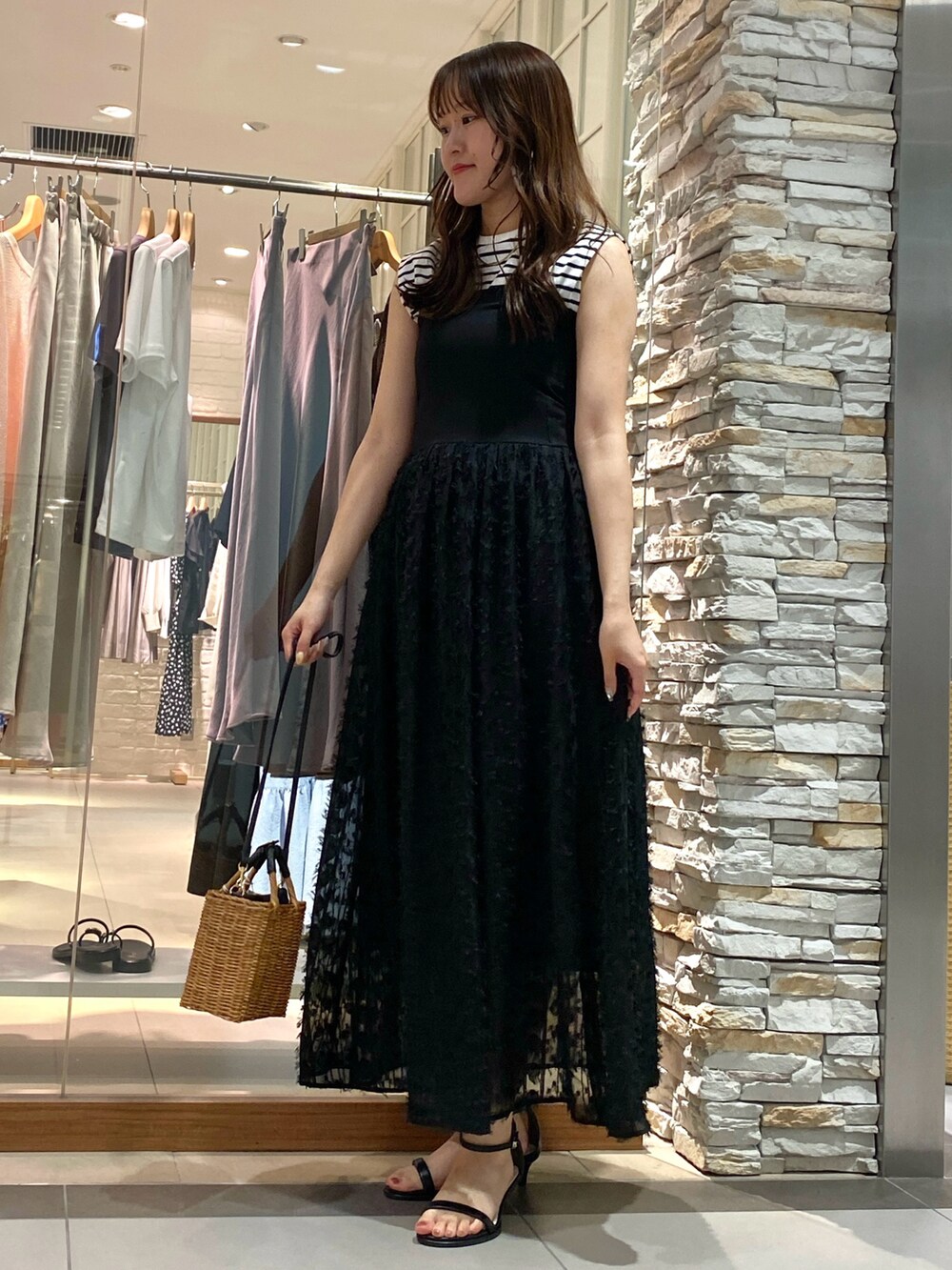 「モノトーン、雨の日コーデ、ワンピース、スカートスタイル、スカート、大人可愛い、オトナカジュアル、オトナ女子、ジャガード、黒スカート、きれいめカジュアル、おしゃれさんと繋がりたい、春夏コーデ、ノースリーブ、シンプルコーデ」｜「NOLLEY’Sのストラップサンダル（サンダル、シルバー系）」を使った、Mihoさん（レディース・159cm）の夏コーディネートの4枚目の写真