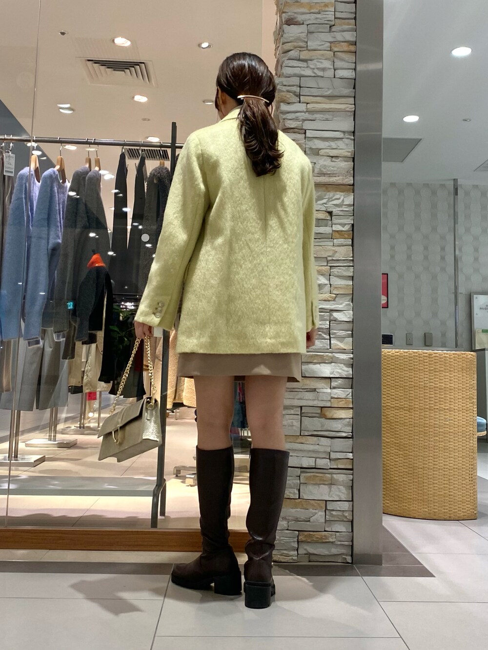「レイヤードスタイル、ニット、ジャケット、ジャケットスタイル、ジャケットコーデ、秋服、おでかけコーデ、秋服コーデ、シャギー、ミニスカート、ミニスカートコーデ、大人可愛い、今日のコーデ、大人女子、ロングブーツ」｜「NOLLEY’Sのモヘヤシャギージャケット（テーラードジャケット、イエロー系）」を使った、Mihoさん（レディース・159cm）の秋コーディネートの3枚目の写真