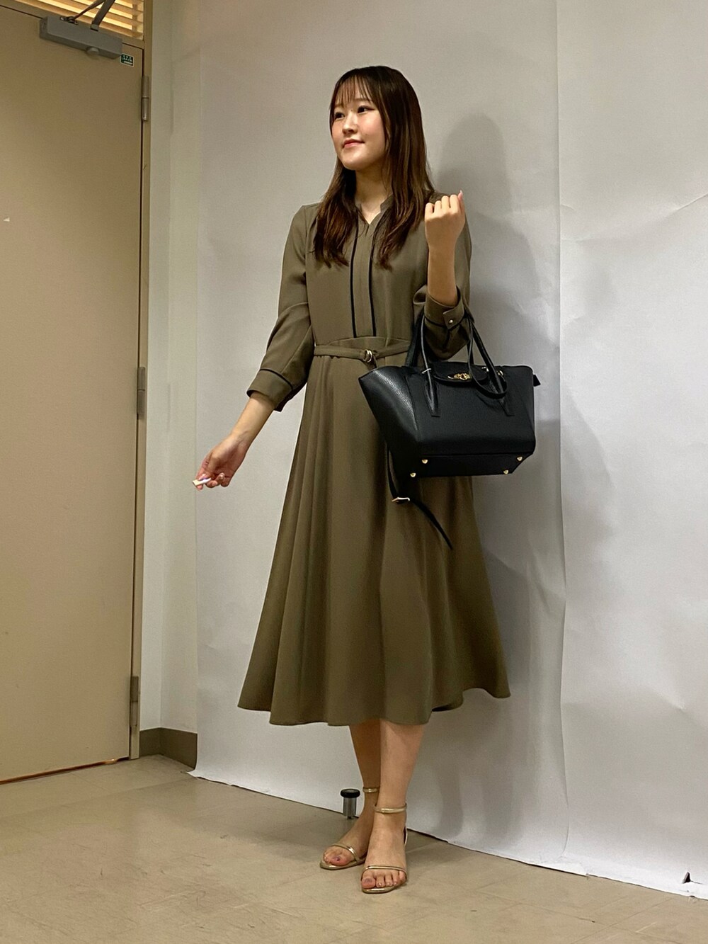 「ワントーンコーデ、ワンピーススタイル、ワンピース、キレイめ、きれいめコーディネート、秋服準備はじめました、学校行事、オトナカワイイ、きれいめ、オフィスカジュアル、オフィススタイル、お仕事コーデ、お仕事スタイル、スカートスタイル、通勤コーデ」｜「NOLLEY’Sのスクエアトートバッグ（ショルダーバッグ、ブラック系）」を使った、Mihoさん（レディース・159cm）の秋コーディネートの3枚目の写真