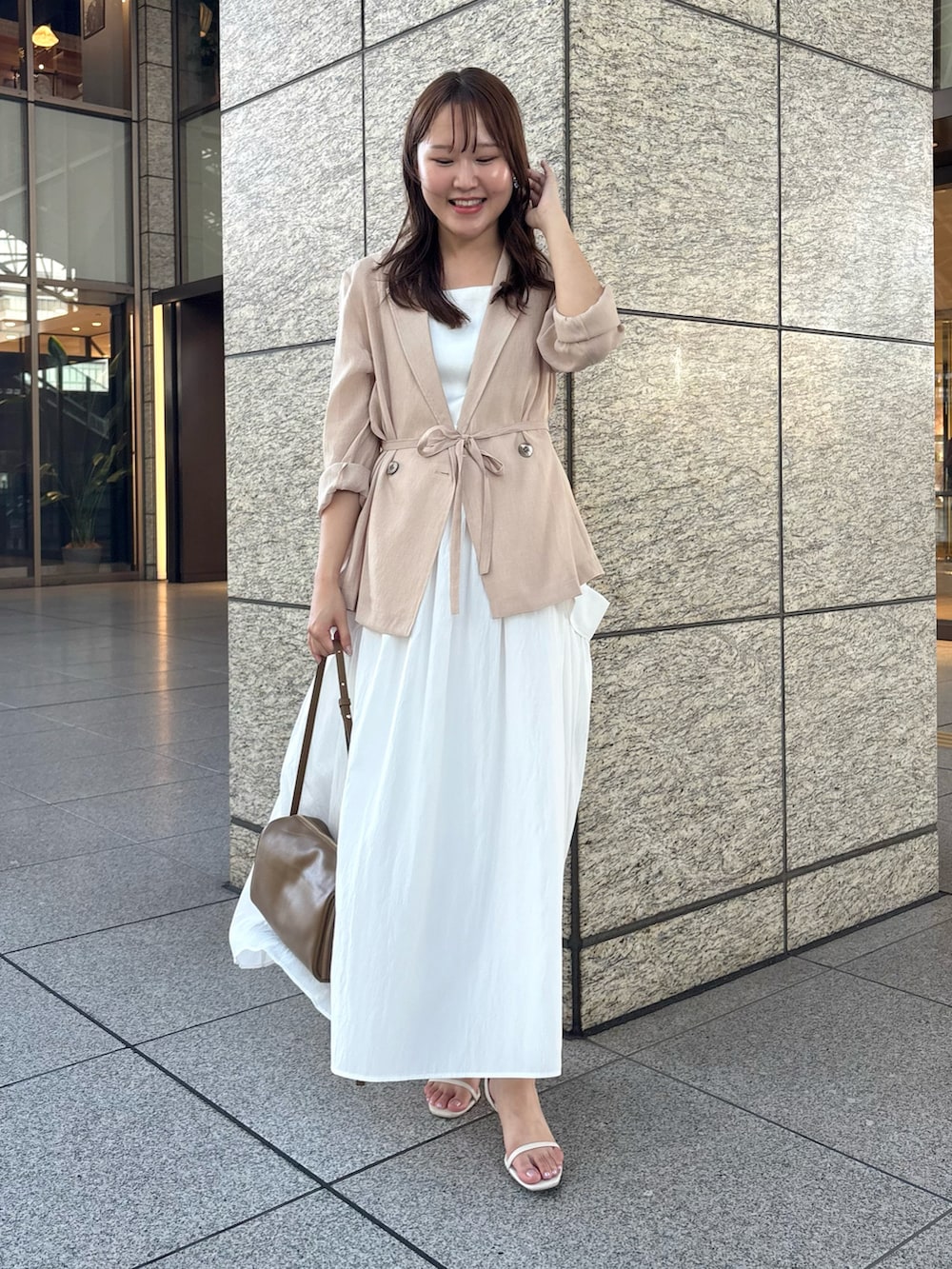 「夏ルックで気分アップ、オトナ女子、きれいめカジュアル、オフィスカジュアル、ジャケット、ジャケットスタイル、スカート、スカートスタイル、オフィススタイル、淡色コーデ、淡色女子、休日スタイル、お出かけコーデ、大人コーデ、キレイめカジュアル」｜「NOLLEY’Sの《セットアップ対応》リンクルタイプライターポケ付きスカート（スカート、ホワイト系）」を使った、Mihoさん（レディース・159cm）の夏コーディネートの5枚目の写真