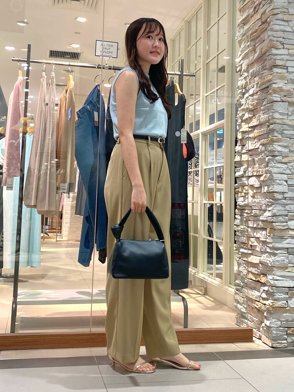 「夏、お出かけスタイル、オトナカジュアル、オトナ女子、夏服、休日コーデ、オフィスカジュアル、オフィススタイル、オフィスコーデ、ノースリーブ、ノーリーズ、ブルー、ワイトパンツ、ワイドスラックス、ブルー×ベージュ」｜「NOLLEY’Sのワンハンドルムスビバッグ（ショルダーバッグ、ブラック系）」を使った、Mihoさん（レディース・159cm）の夏コーディネートの3枚目の写真