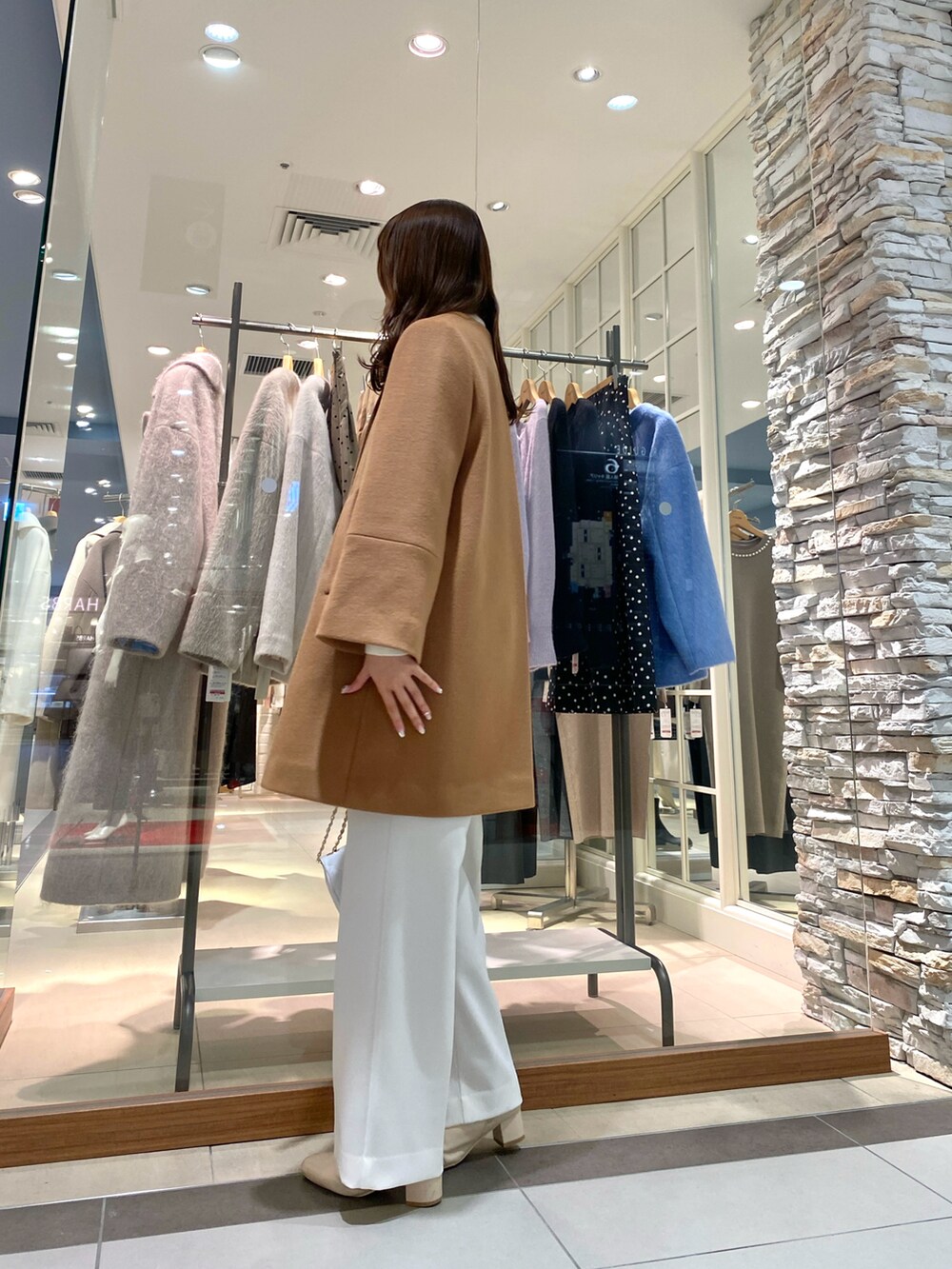「シンプル、冬ファッション、冬服、きれいめカジュアル、大人女子、オトナ女子、コート、コートスタイル、ワイドパンツ、パンツスタイル、パンツコーデ、淡色コーデ、淡色女子、淡色、オトナカワイイ」｜「NOLLEY’Sのカシミヤ混ノーカラーチェンジ釦コート（その他アウター、イエロー系）」を使った、Mihoさん（レディース・159cm）の冬コーディネートの4枚目の写真