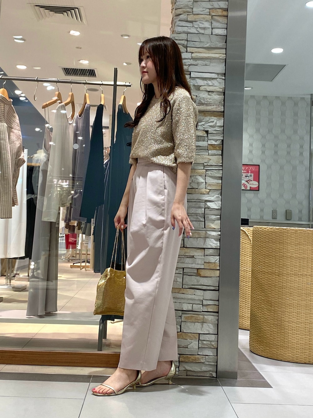 「アツいコーデ全部見せ、お出かけコーデ、今日のコーデ、ラフコーデ、楽チンコーデ、パンツコーデ、秋先取りコーデ、秋コーデ、秋服、秋服準備はじめました、お洒落さんとつながりたい、ニット、ワイトパンツ、ワイドテーパードパンツ、きれいめカジュアル」｜「NOLLEY’S Sophiのウォッシャブルツイルワイドテーパードパンツ（その他パンツ、ピンク系）」を使った、Mihoさん（レディース・159cm）の夏コーディネートの2枚目の写真