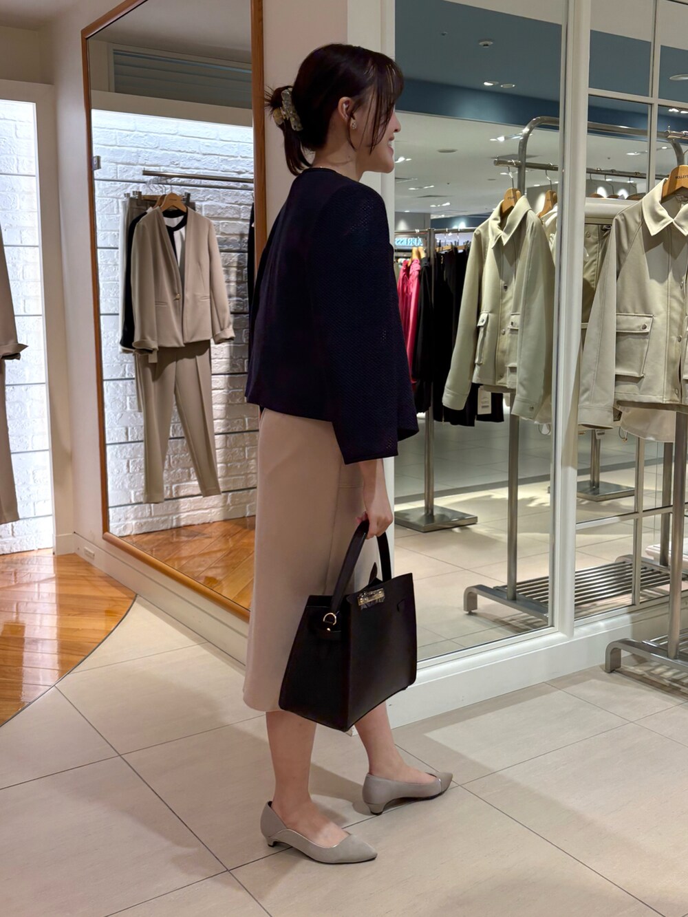 「春めき満開コーデ、ニット、五分袖ニット、春色、お出かけスタイル、大人かわいい、オフィスカジュアル、オフィススタイル、ジャケット、ジャケットコーデ、お仕事コーデ、お仕事スタイル、キレイめコーデ、通勤コーデ、春ニット」｜「NOLLEY’Sのひねり金具付きワンハンドルバッグ【WEB STAFF守屋☆別注アイテム】（ショルダーバッグ、イエロー系）」を使った、Mihoさん（レディース・159cm）の春コーディネートの2枚目の写真