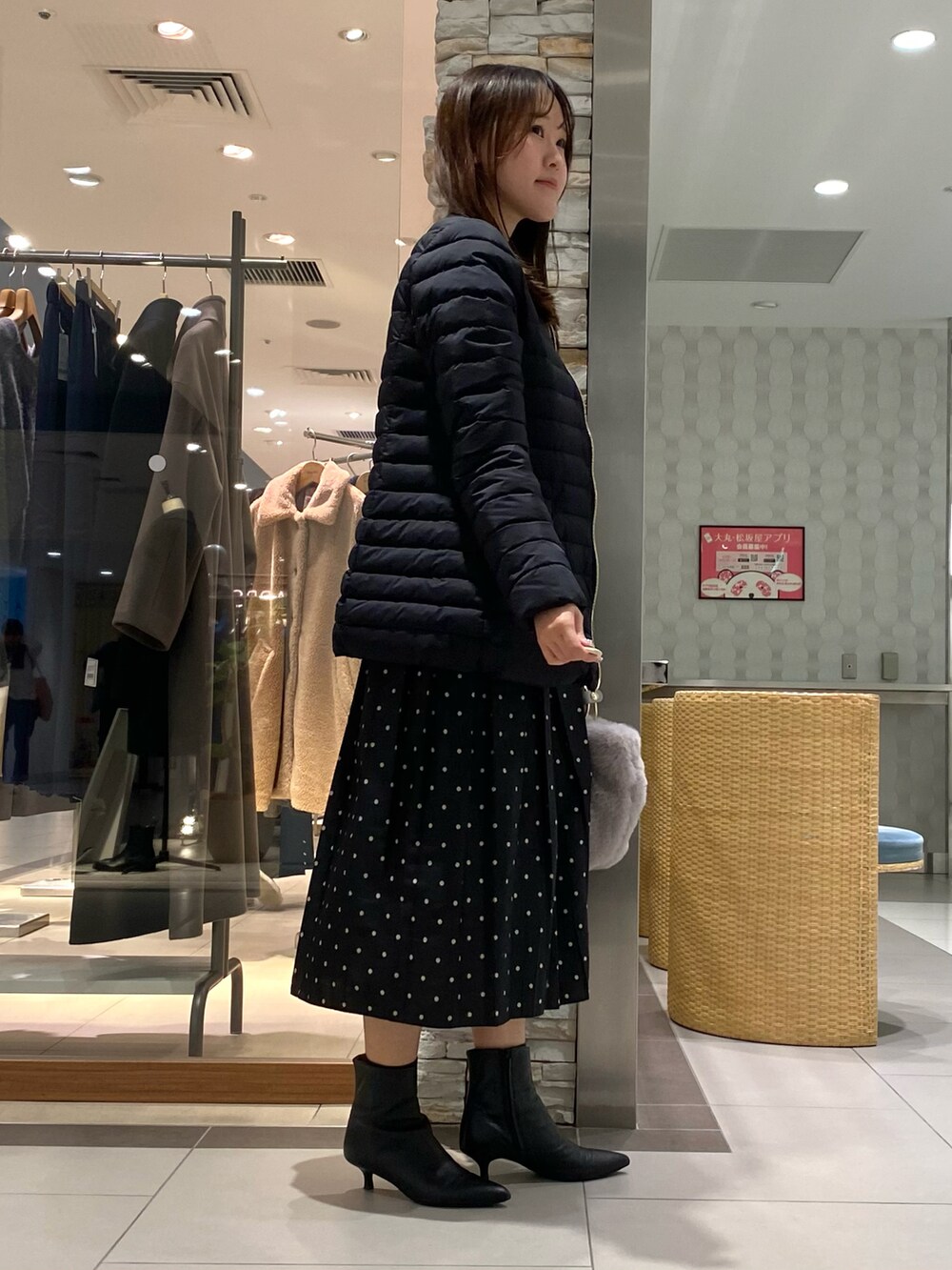 「お出かけコーデ、今日のコーデ、大人可愛い、休日スタイル、大人ファッション、スカートスタイル、タトラス、ダウンジャケット、ダウンコート、きれいめカジュアル、きれいめコーディネート、カーディガン、冬コーデ、おでかけコーデ、きれいめ」｜「NOLLEY’Sの《手洗い可能》総針カーブ袖2WAYクルーネックカーディガン（カーディガン/ボレロ、ブルー系）」を使った、Mihoさん（レディース・159cm）の秋コーディネートの2枚目の写真
