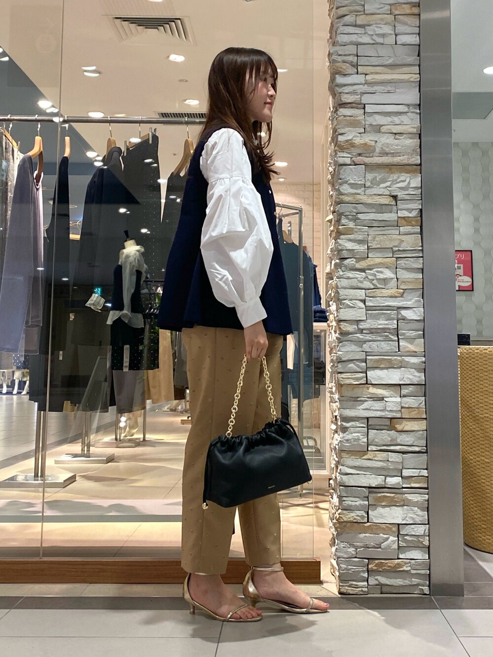 「お出かけコーデ、シャツスタイル、秋服準備はじめました、今日のコーデ、おしゃれさんと繋がりたい、大人コーデ、ブラウス、秋服コーデ、パンツコーデ、ベスト、オトナ女子、トレンド、きれいめカジュアル、テーパードパンツ、セレモニー」｜「NOLLEY’Sの◇【WEB限定カラーあり】ストラップサンダル（サンダル、ホワイト系）」を使った、Mihoさん（レディース・159cm）の夏コーディネートの2枚目の写真