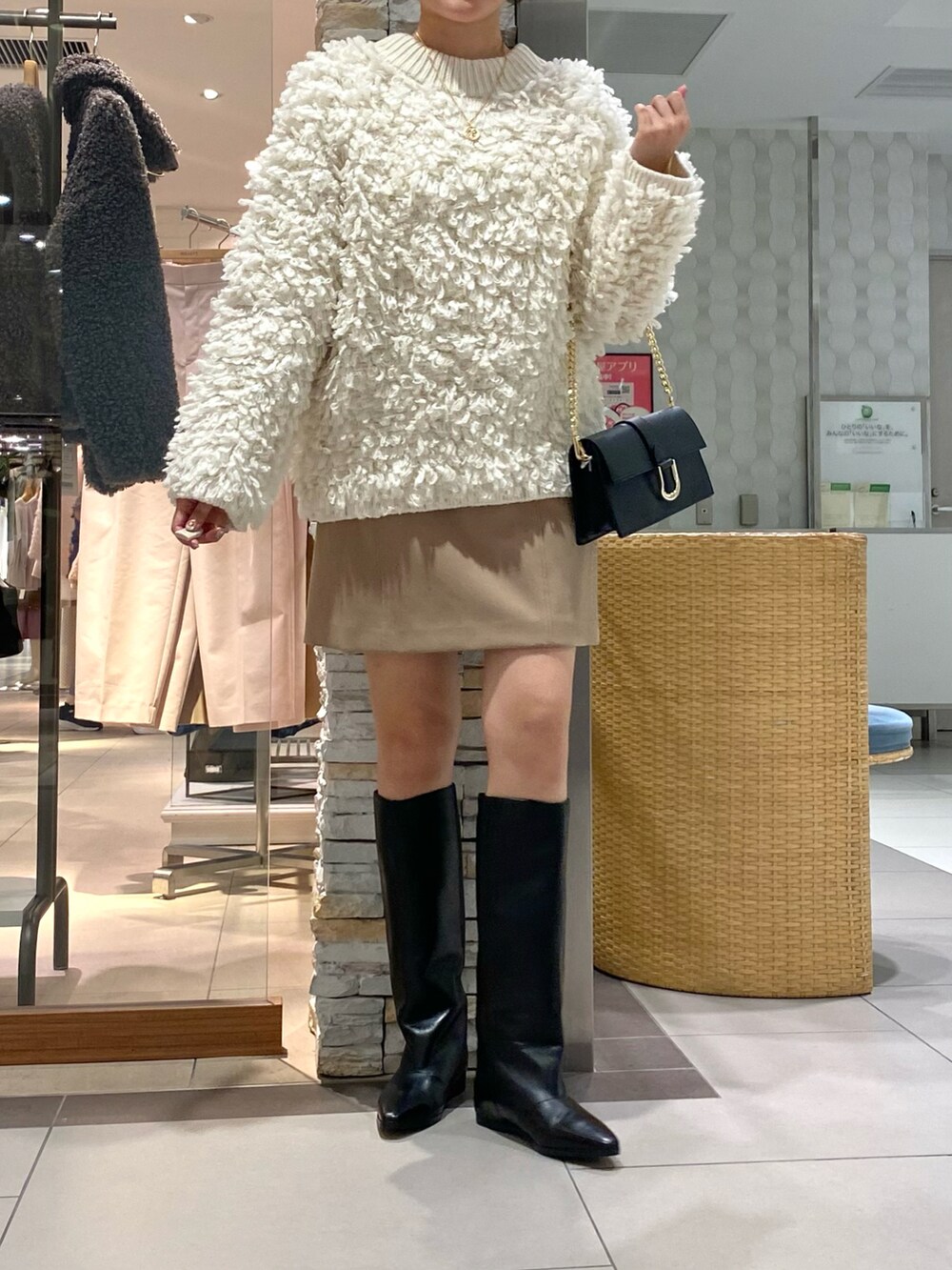 「秋コーデ、テーマパークコーデ、シンプルスタイル、今日のコーデ、秋服準備はじめました、ニット、白ニット、オトナカワイイ、大人かわいい、オトナカジュアル、着回しコーデ、秋っぽコーデ更新中、ボリュームニット、ミニスカート、ミニスカ」｜「PELLICO SUNNYのアイテム（ブーツ、ブラック系）」を使った、Mihoさん（レディース・159cm）の秋コーディネートの5枚目の写真