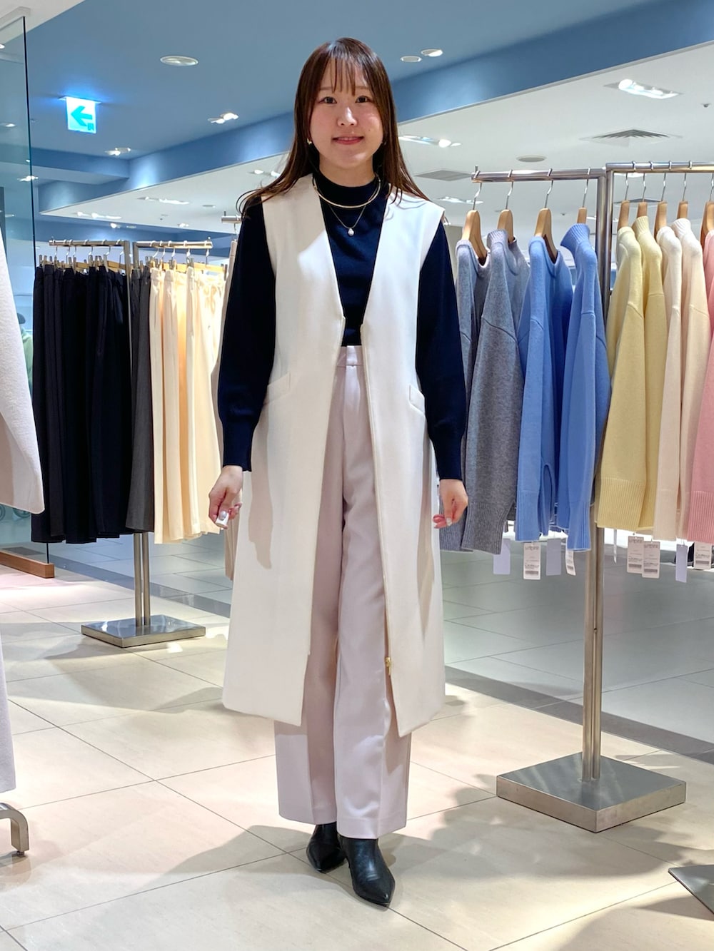 「大人コーデ、秋冬コーデ、オトナカジュアル、冬服コーデ、お正月、ジレ、ジレコーデ、ワンピース、ジレワンピース、オトナ女子、ワイドパンツ、ニット、レイヤードスタイル、きれいめカジュアル、きちんとスタイル」｜「NOLLEY’Sのウォッシャブルウール調愛されイージーワイドパンツ（その他パンツ、ピンク系）」を使った、Mihoさん（レディース・159cm）の冬コーディネートの2枚目の写真