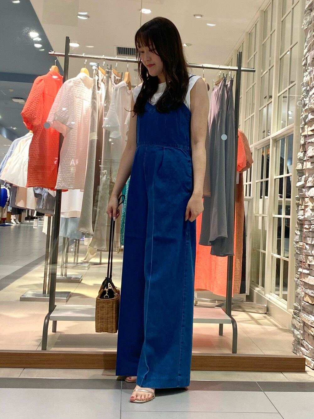 「きれいめカジュアル、夏コーデ、さらっと晴れやかスナップ、オトナカジュアル、デニム、おでかけコーデ、夏服、オールインワン、デニムパンツ、ラフコーデ、大人女子、カジュアル、カジュアルコーデ、お出かけコーデ、ユニバ」｜「The Bagmatiのアイテム（バッグ、ブラウン系）」を使った、Mihoさん（レディース・159cm）の夏コーディネートの2枚目の写真