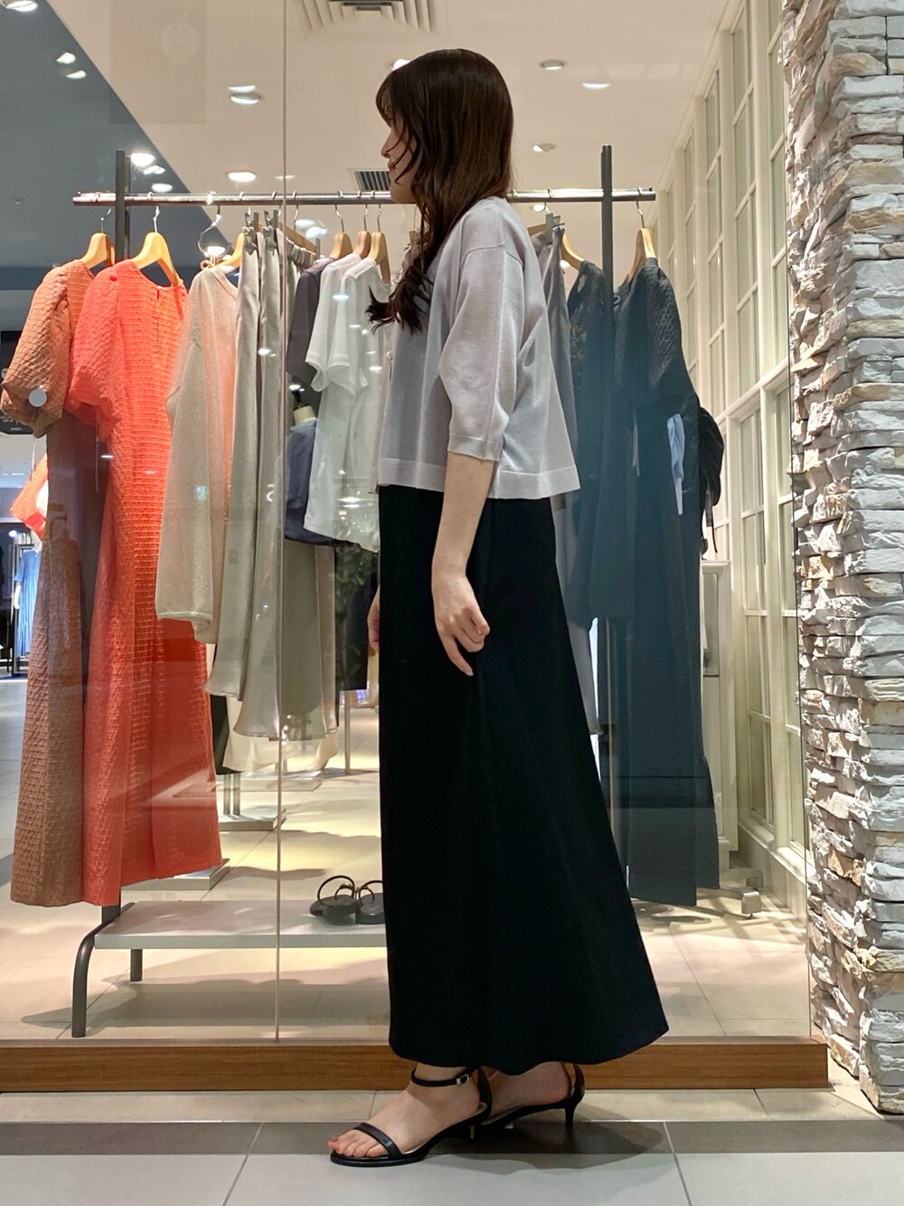 「きれいめカジュアル、雨の日コーデ、初夏コーデ、シンプルスタイル、ワンピース、ワンピーススタイル、サテン、サテンワンピース、キャミワンピ、キャミワンピース、着回しコーデ、オトナカジュアル、シンプル、レイヤードスタイル、カーディガン」｜「NOLLEY’Sのストラップサンダル（サンダル、シルバー系）」を使った、Mihoさん（レディース・159cm）の春コーディネートの3枚目の写真