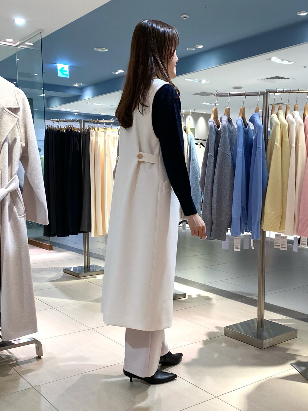 「大人コーデ、秋冬コーデ、オトナカジュアル、冬服コーデ、お正月、ジレ、ジレコーデ、ワンピース、ジレワンピース、オトナ女子、ワイドパンツ、ニット、レイヤードスタイル、きれいめカジュアル、きちんとスタイル」｜「NOLLEY’Sのウォッシャブルウール調愛されイージーワイドパンツ（その他パンツ、ピンク系）」を使った、Mihoさん（レディース・159cm）の冬コーディネートの3枚目の写真
