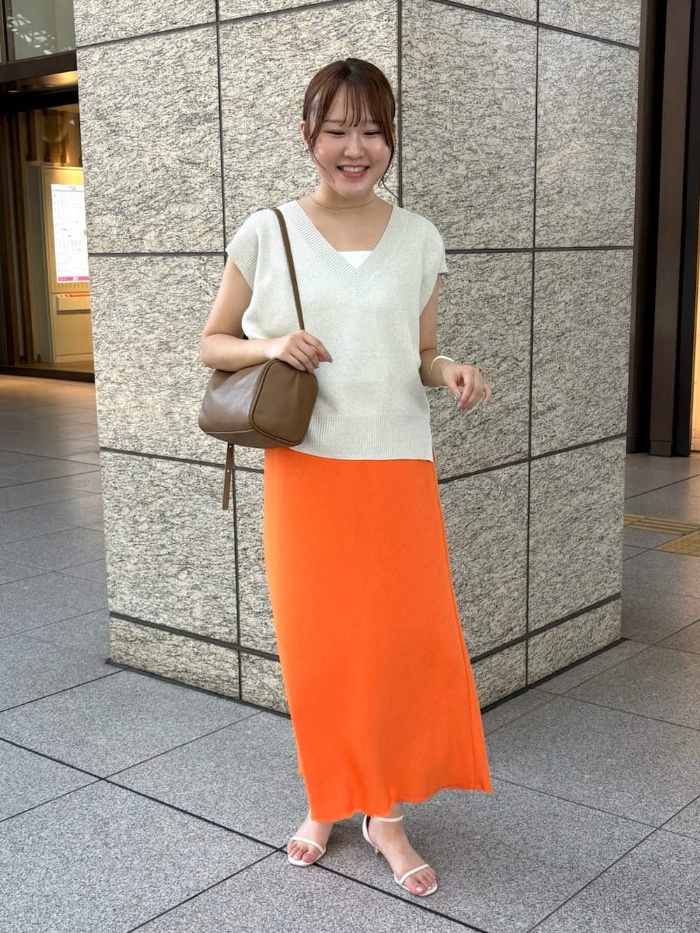 「夏ルックで気分アップ、夏コーデ、大人カジュアルコーデ、カジュアルスタイル、お出かけコーデ、お出かけスタイル、オトナ女子、大人かわいい、着回しコーデ、おしゃれさんと繋がりたい、スカートスタイル、ナロースカート、ベスト、きれいめカジュアル、デートコーデ」｜「NOLLEY’Sのウォッシャブル綿麻スラブナロースカート（スカート、オレンジ系）」を使った、Mihoさん（レディース・159cm）の夏コーディネートの2枚目の写真