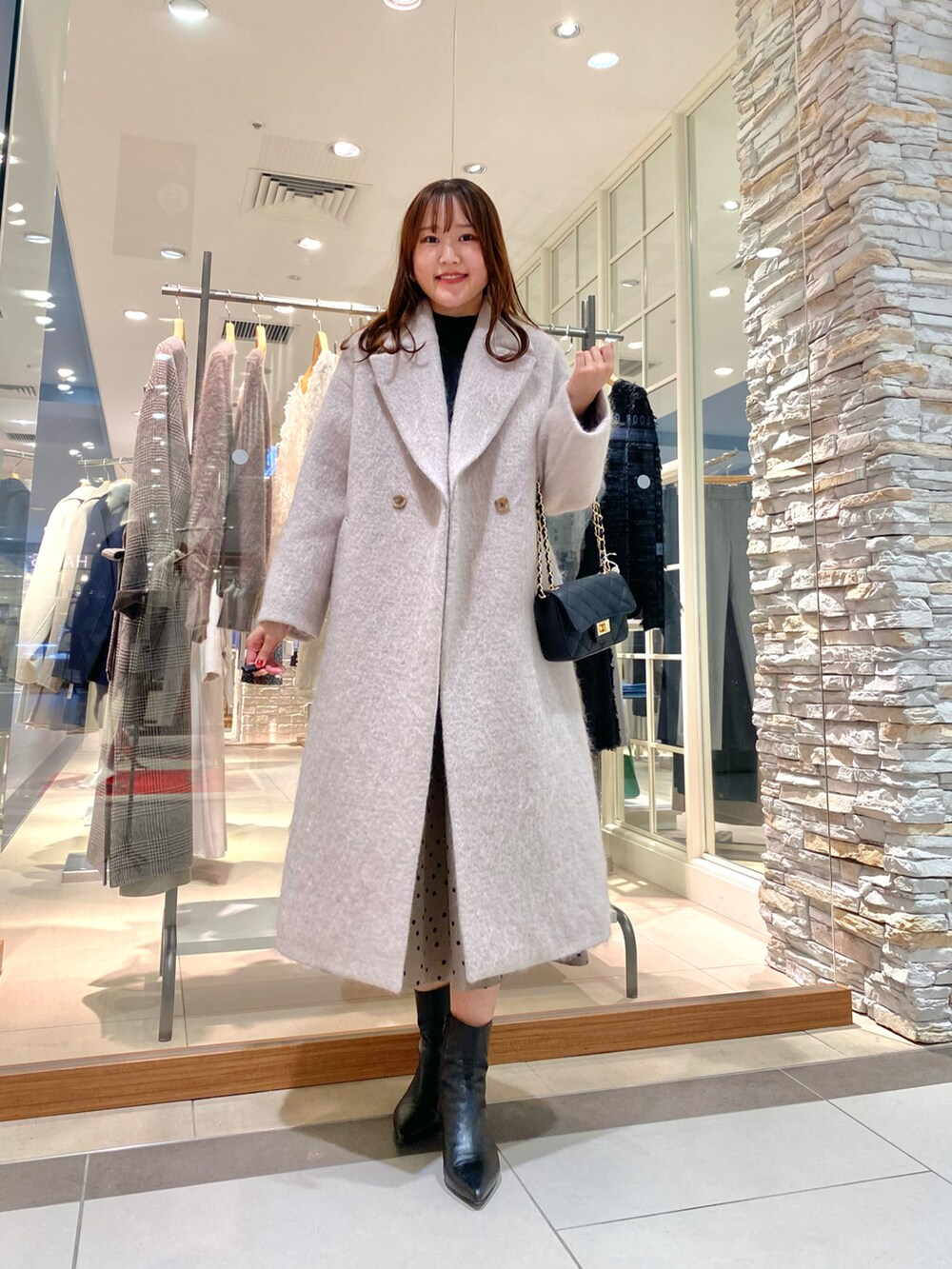 「秋冬コーデ、クリスマスに着たい服、クリスマス、クリスマスコーデ、シャギーコート、ロングコート、オトナ女子、大人コーデ、大人かわいい、キレイめ、きれいめコーディネート、コート、コートスタイル、モノトーンコーデ、お洒落さんとつながりたい」｜「NOLLEY’S Sophiの＜飯豊まりえさん着用＞◇【WEB限定カラーあり】ループカットロングシャギーコート（その他アウター、ベージュ系）」を使った、Mihoさん（レディース・159cm）の冬コーディネートの5枚目の写真