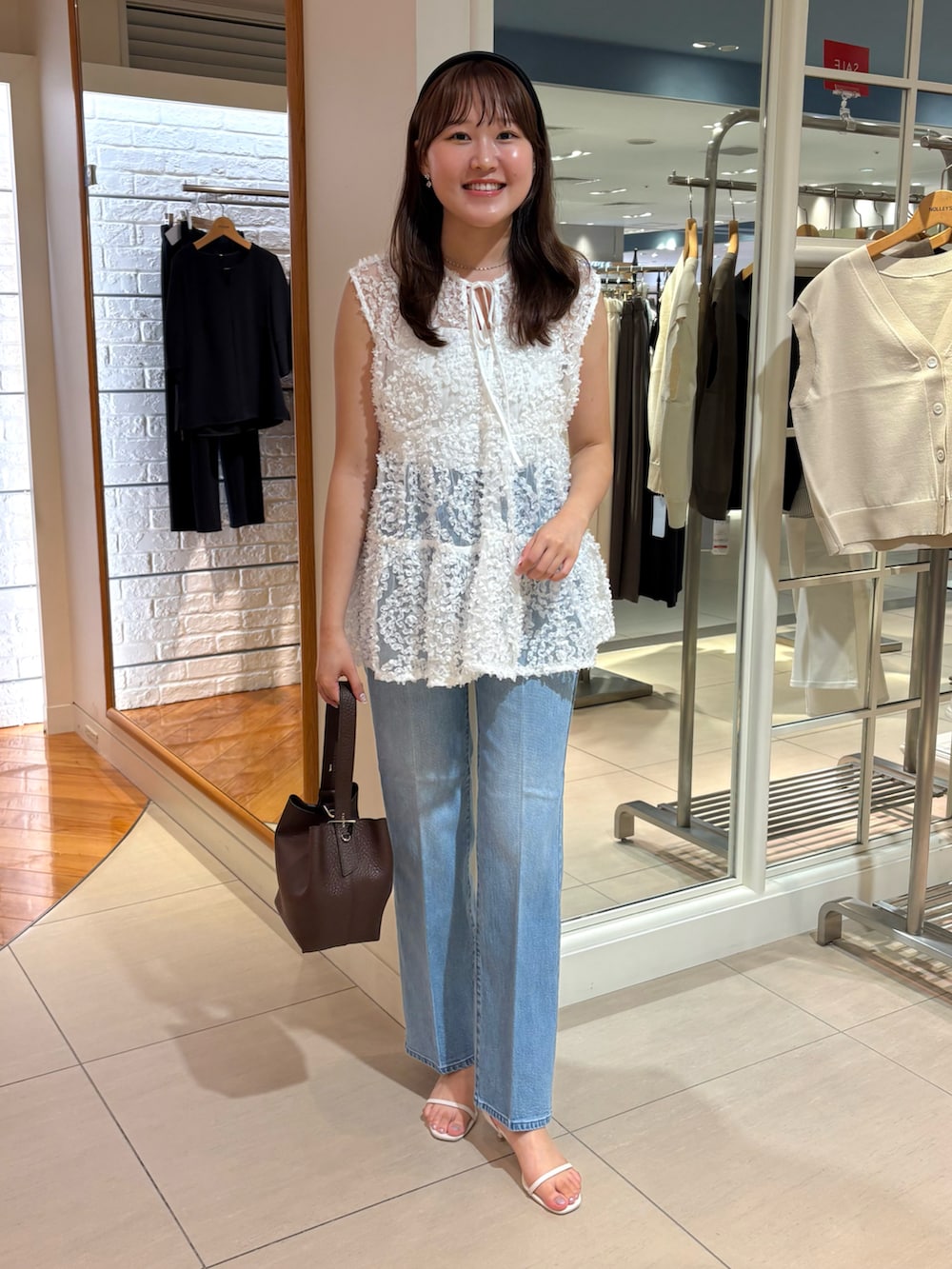「デニム、デニムパンツ、初秋コーデ、オトナカジュアル、休日スタイル、大人女子、デニムコーデ、オトナカワイイ、きれいめカジュアル、夏コーデ、ノースリーブ、ブラウス、ブラウス×デニム、晩夏、パンツスタイル」｜「LORISTELLAの【LORISTELLA/ロリステッラ】別注キューブワンハンドルバッグ（ショルダーバッグ、ブラウン系）」を使った、Mihoさん（レディース・159cm）の夏コーディネートの5枚目の写真