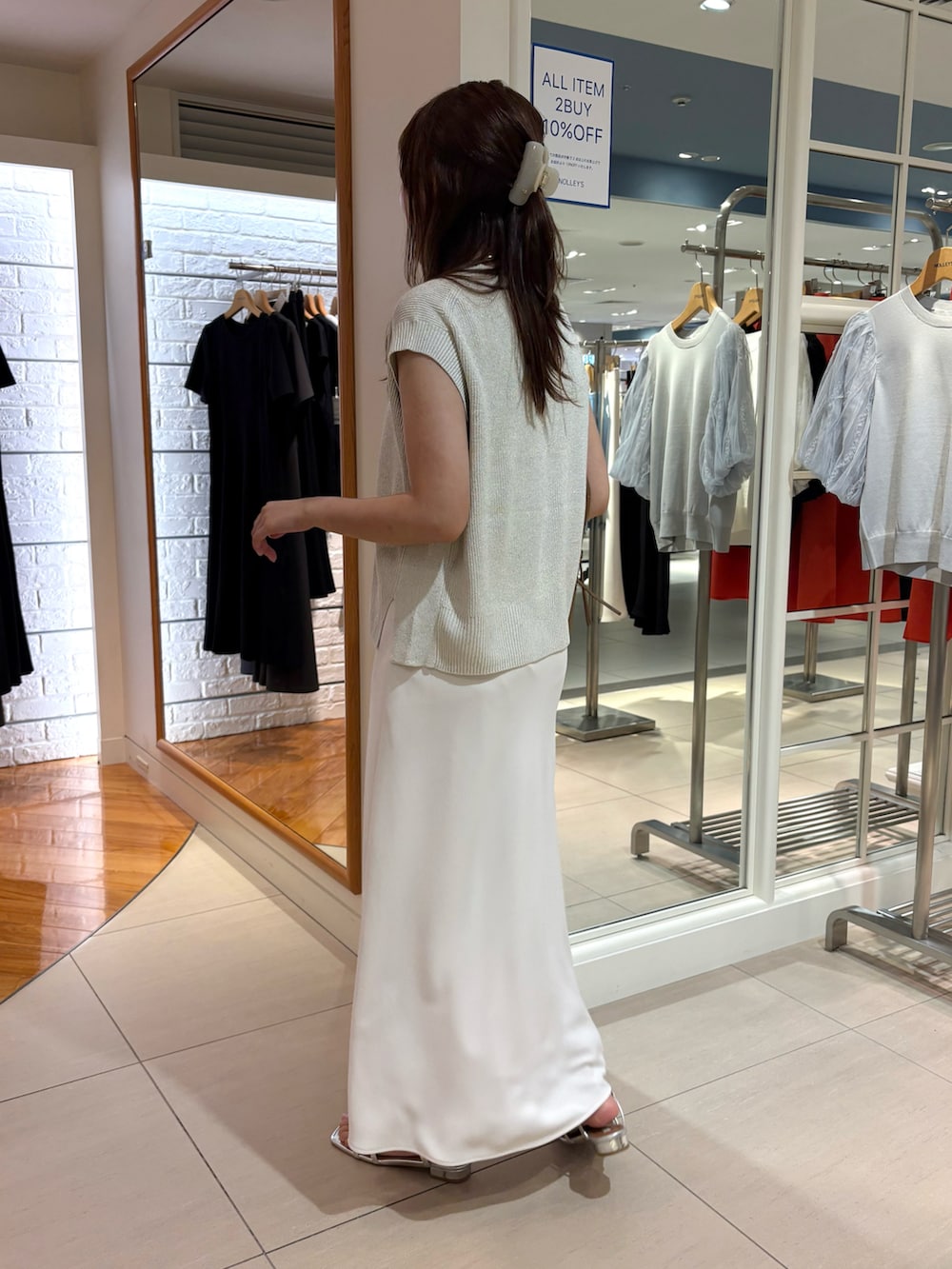 「夏ルックで気分アップ、グルカサンダル、夏コーデ、大人カジュアルコーデ、夏服コーデ、オトナ女子、きれいめカジュアル、キレイめカジュアル、夏服、ベスト、ホワイトコーデ、ナロースカート、スカート、白スカート、キレイめ」｜「NOLLEY’S Sophiの【追加】《オールシーズン対応》ウォッシャブルマットサテンナロースカート（スカート、ホワイト系）」を使った、Mihoさん（レディース・159cm）の夏コーディネートの3枚目の写真