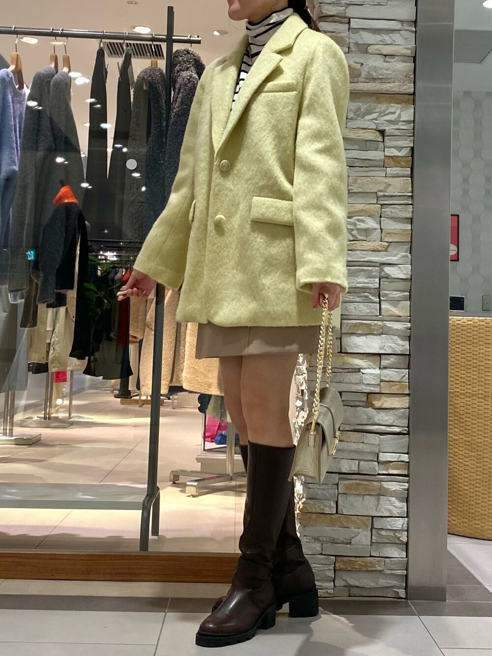 「レイヤードスタイル、ニット、ジャケット、ジャケットスタイル、ジャケットコーデ、秋服、おでかけコーデ、秋服コーデ、シャギー、ミニスカート、ミニスカートコーデ、大人可愛い、今日のコーデ、大人女子、ロングブーツ」｜「NOLLEY’Sのモヘヤシャギージャケット（テーラードジャケット、イエロー系）」を使った、Mihoさん（レディース・159cm）の秋コーディネートの2枚目の写真