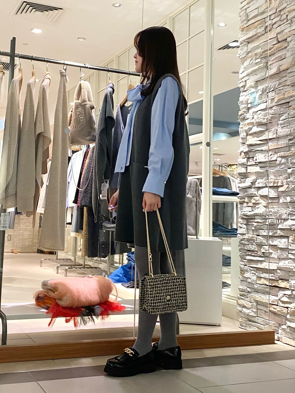 「最近のいい感じコーデ、オトナカジュアル、休日スタイル、お出かけコーデ、ボウタイブラウス、ボウタイ、リボン、ワンピース、ミニワンピ、グレー、きれいめカジュアル、大人可愛い、ワンピーススタイル、ローファー、大人コーデ」｜「Kassiopeaの【kassiopea /カシオペア】 ミニショルダー made in Italy（ショルダーバッグ、ゴールド系）」を使った、Mihoさん（レディース・159cm）の秋コーディネートの3枚目の写真