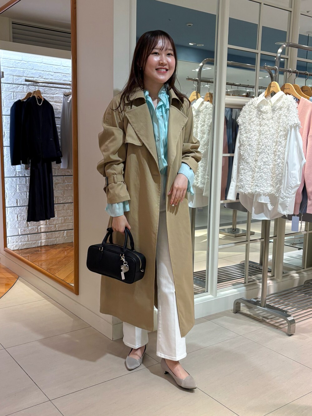 「トレンチコート、トレンチ、ブラウス、ブラウスコーデ、白デニム、デニムパンツ、きれいめコーディネート、大人女子、デニムコーデ、きれいめカジュアル、キレイめカジュアル、おでかけコーデ、レディースファッション、大人かわいい、オトナカワイイ」｜「Rie Millerの【RM denim】センタープレスハイウエストデニム（デニムパンツ、ホワイト系）」を使った、Mihoさん（レディース・159cm）の春コーディネートの2枚目の写真