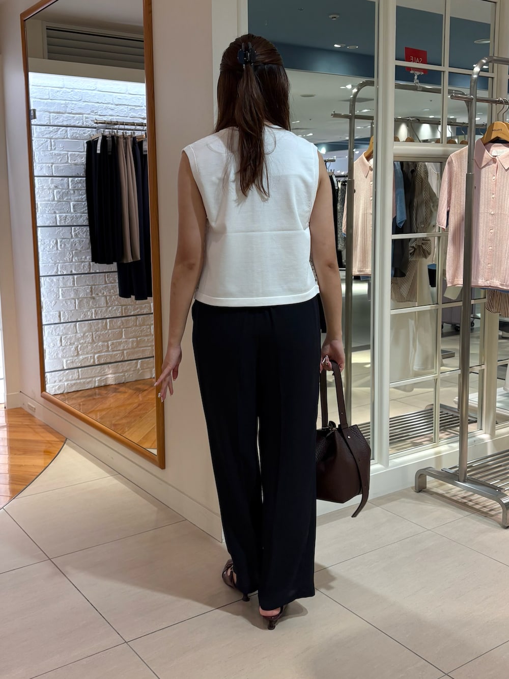 「秋服準備はじめました、オフィスカジュアル、秋のコーデ、ノースリーブ、夏コーデ、ベスト、ベストコーデ、パンツスタイル、パンツコーデ、オフィススタイル、オフィスコーデ、お仕事コーデ、通勤スタイル、綺麗めカジュアル、きれいめカジュアル」｜「LORISTELLAの【LORISTELLA/ロリステッラ】別注キューブワンハンドルバッグ（ショルダーバッグ、ブラウン系）」を使った、Mihoさん（レディース・159cm）の秋コーディネートの4枚目の写真