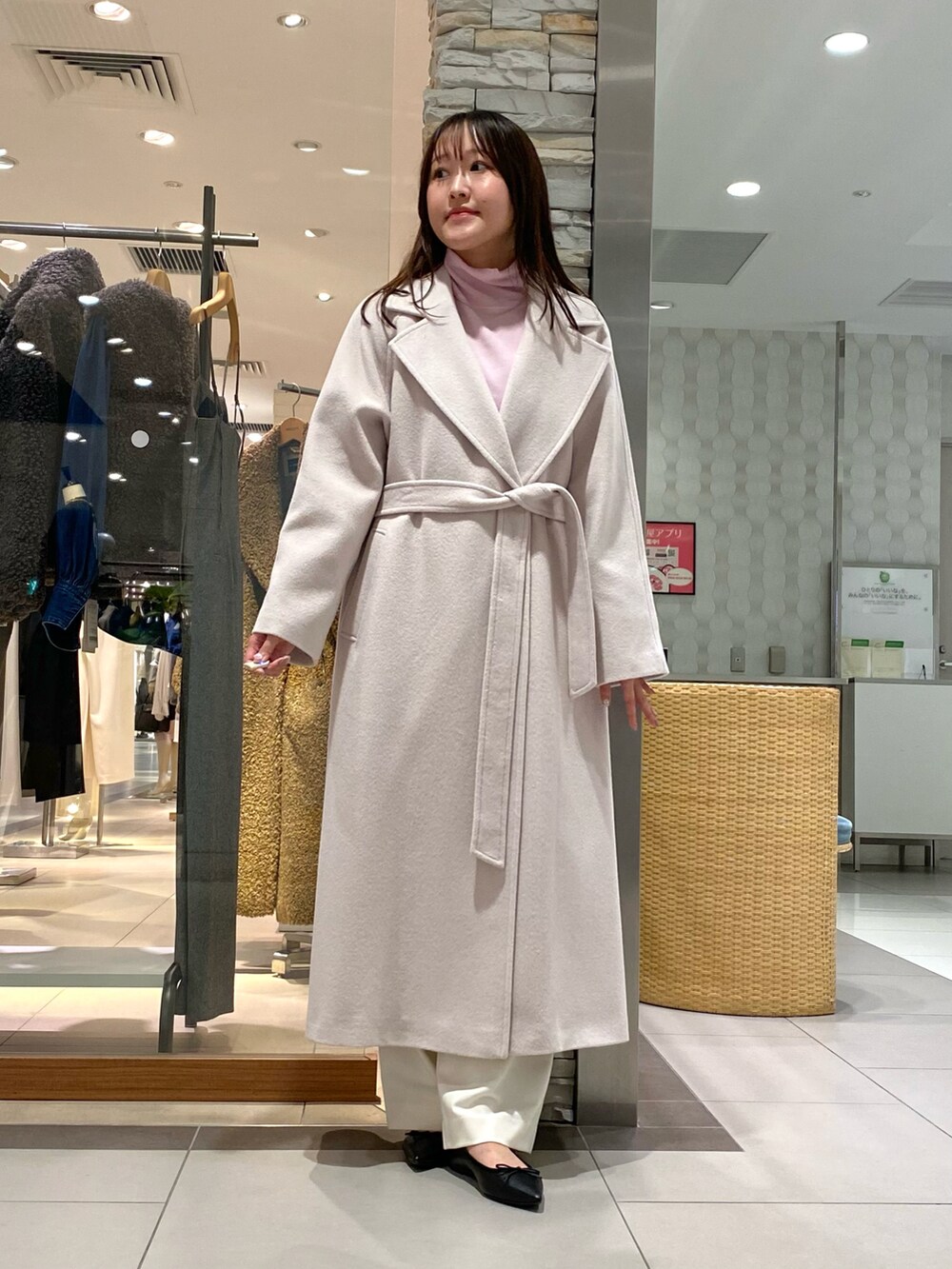 「最近のいい感じコーデ、冬アウター、タートルネック、ロングコート、ワントーンコーデ、オトナカジュアル、休日スタイル、お出かけコーデ、大人可愛い、淡色コーデ、淡色女子、きれいめカジュアル、キレイめカジュアル、ootd、大人コーデ」｜「NOLLEY’S Sophiのアンゴラロングベルテッドコート 24AW（その他アウター、ベージュ系）」を使った、Mihoさん（レディース・159cm）の秋コーディネートの3枚目の写真