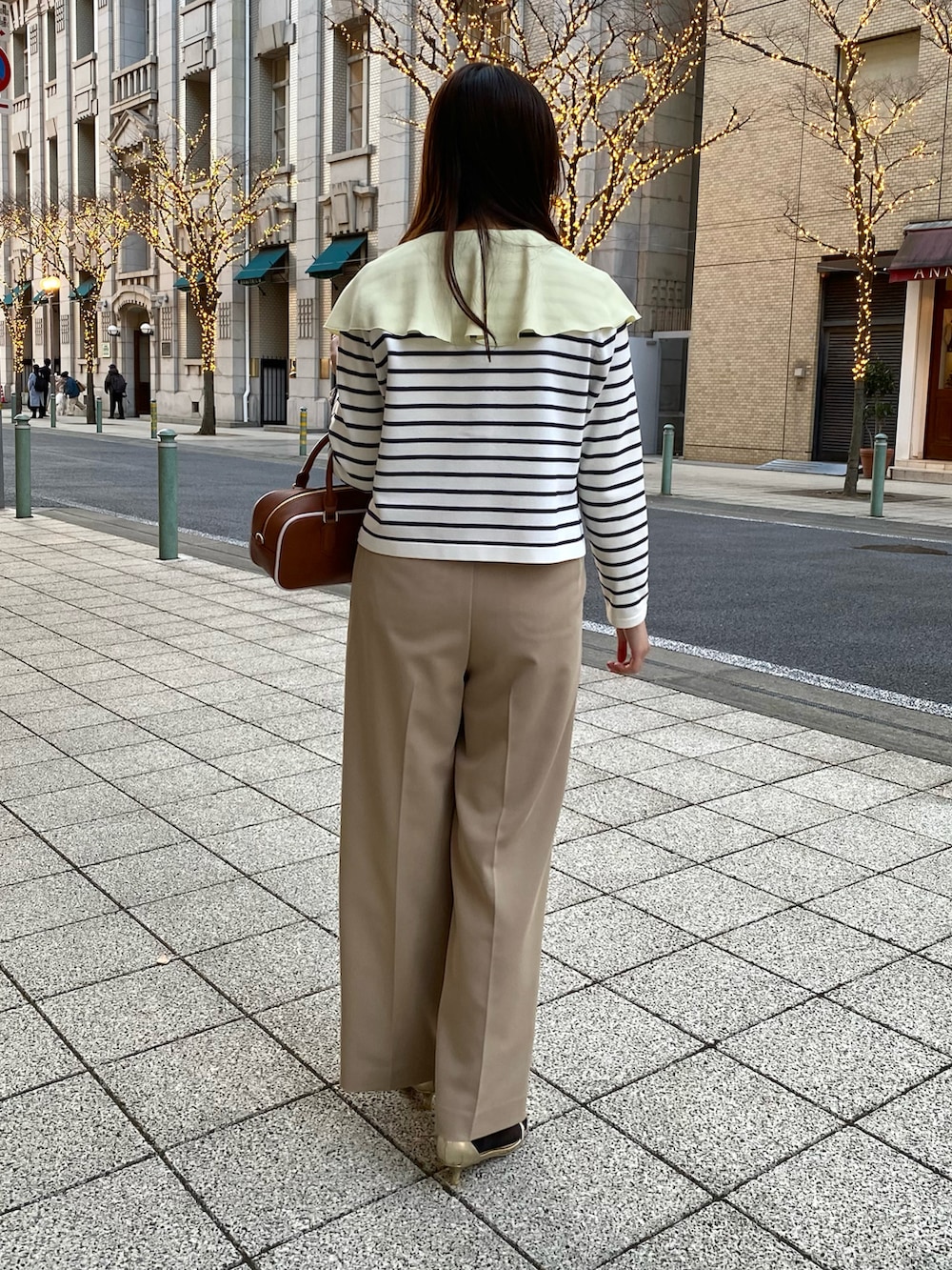 「レイヤードスタイル、春先取り、春カラー、休日スタイル、パンツスタイル、大人コーデ、初春コーデ、大人可愛い、ベージュパンツ、マリン、おでかけコーデ、きれいめカジュアル、きれいめコーディネート、カーディガン、ボーダー」｜「NOLLEY’Sのアイテム（バッグ、ブラウン系）」を使った、Mihoさん（レディース・159cm）の冬コーディネートの2枚目の写真