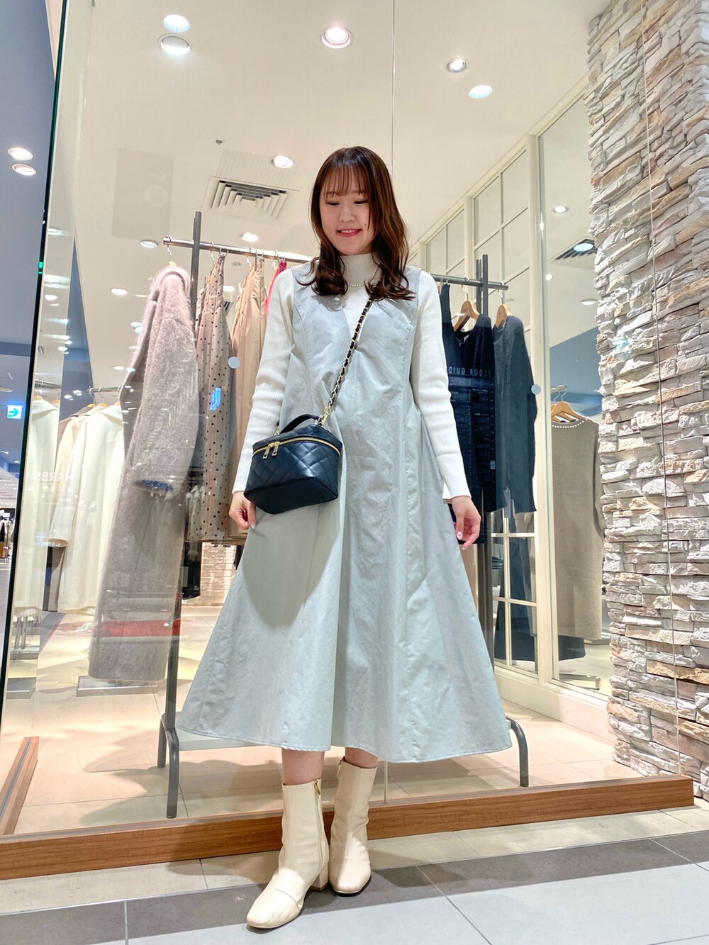「新星WEARISTAにエントリー、冬、あったかコーデ、シンプル、ootd、ジャンパースカート、ワンピース、ワンピーススタイル、ワンピースコーデ、大人カジュアル、今日のコーデ、オトナ女子、ブーツコーデ、大人かわいい、冬服」｜「NOLLEY’Sのシャンタンタフタワンピース（ワンピース、グレー系）」を使った、Mihoさん（レディース・159cm）の冬コーディネートの3枚目の写真