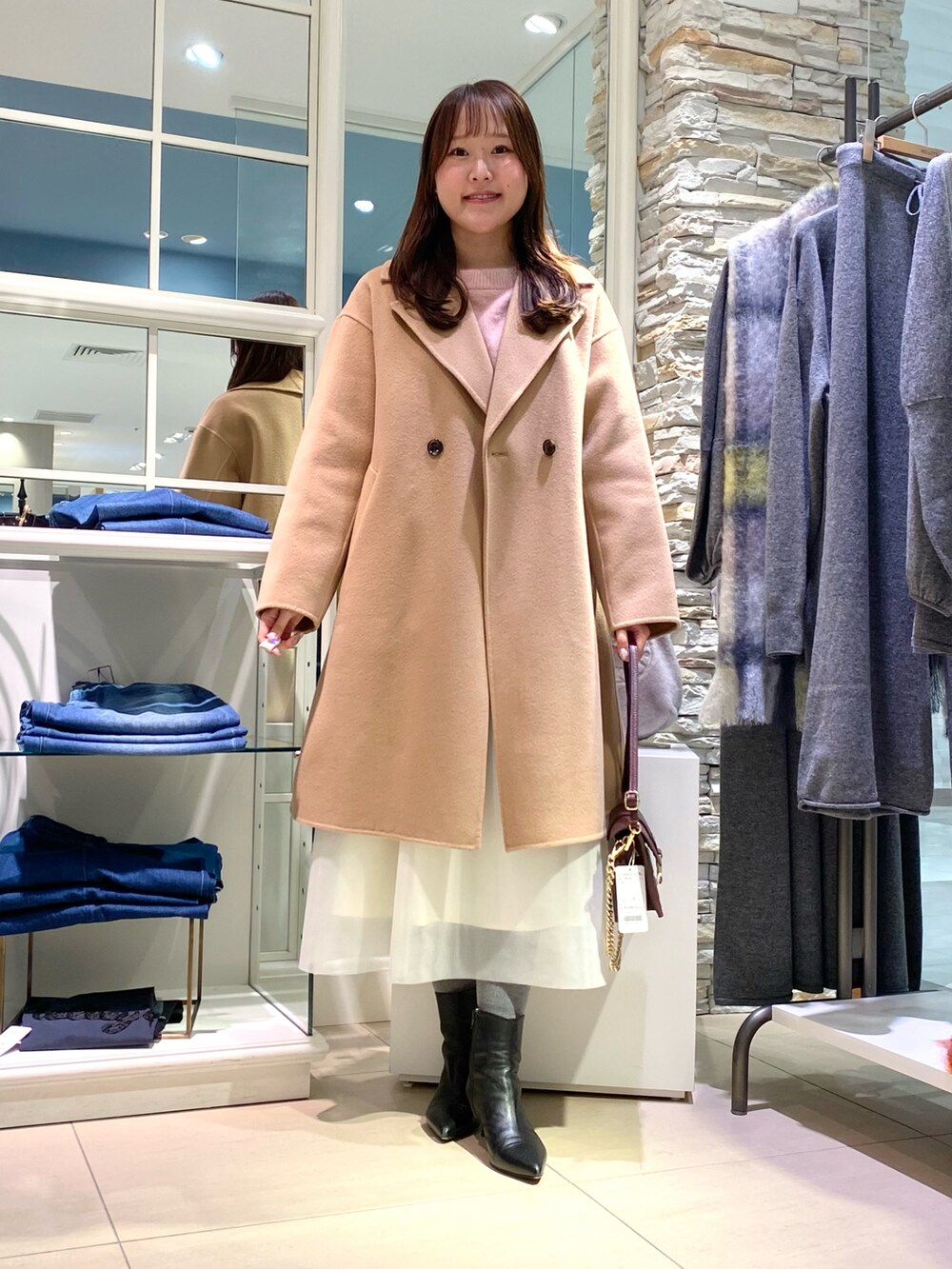 「最近のいい感じコーデ、冬アウター、秋冬コーデ、オトナカワイイ、キレイめ、冬服、オトナ女子、クリスマスに着たい服、きれいめコーディネート、デートコーデ、デートスタイル（WOMEN）、ふわふわニット、ピンクニット、白スカート、フレアスカート」｜「NOLLEY’SのS140シャルムビーバーリバーコート（その他アウター、ピンク系）」を使った、Mihoさん（レディース・159cm）の冬コーディネートの2枚目の写真