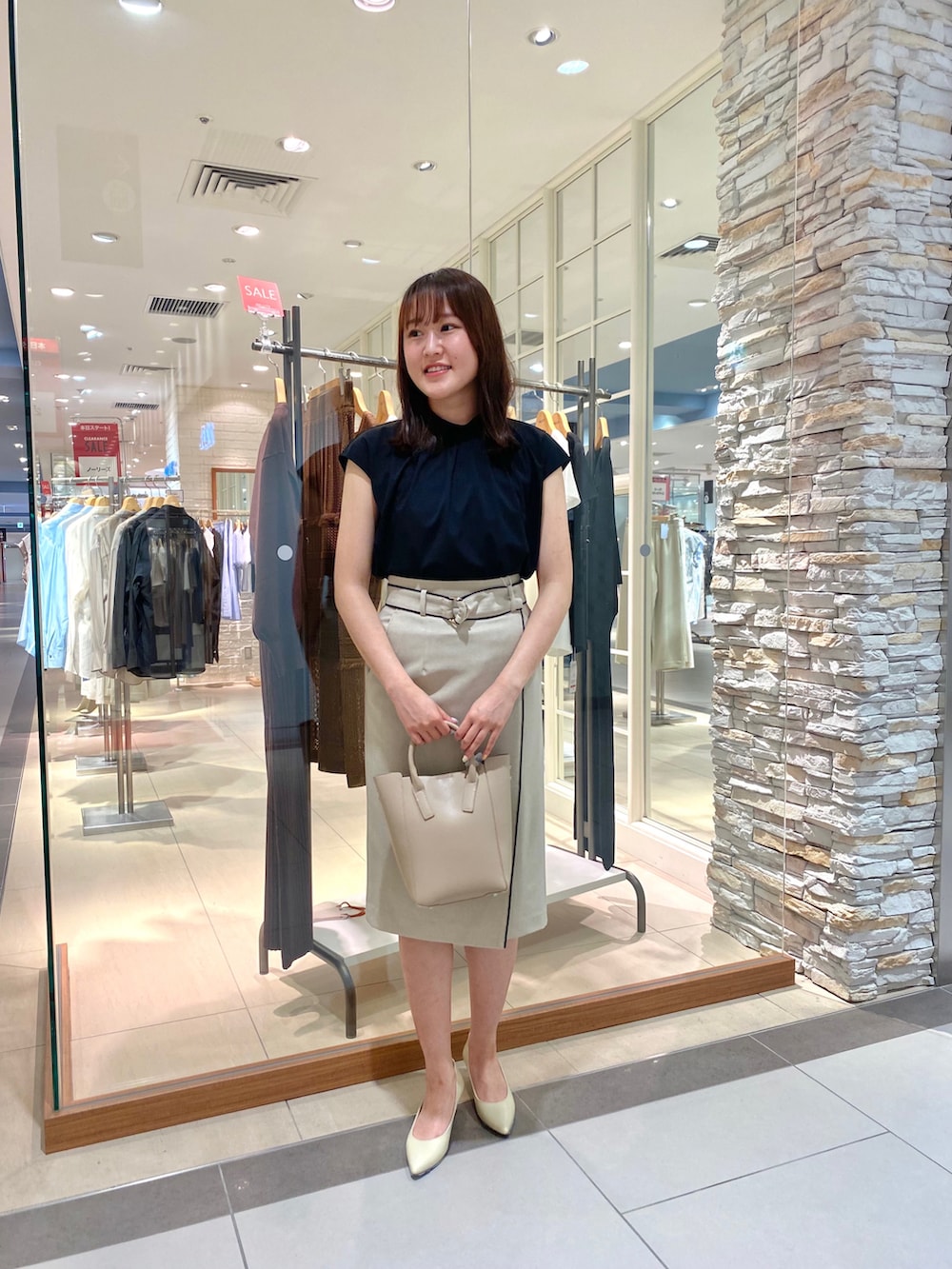 「夏コーデ、シンプルコーデ、夏、大人かわいい、ブラック、通勤コーデ、通勤スタイル、お仕事コーデ、OLコーデ、オフィスカジュアル、オフィススタイル、タイトスカート、カットソー、オンオフ兼用、お洒落さんとつながりたい」｜「NOLLEY’S Sophiのライトトートバッグ（トートバッグ、ベージュ系）」を使った、Mihoさん（レディース・159cm）の夏コーディネートの3枚目の写真