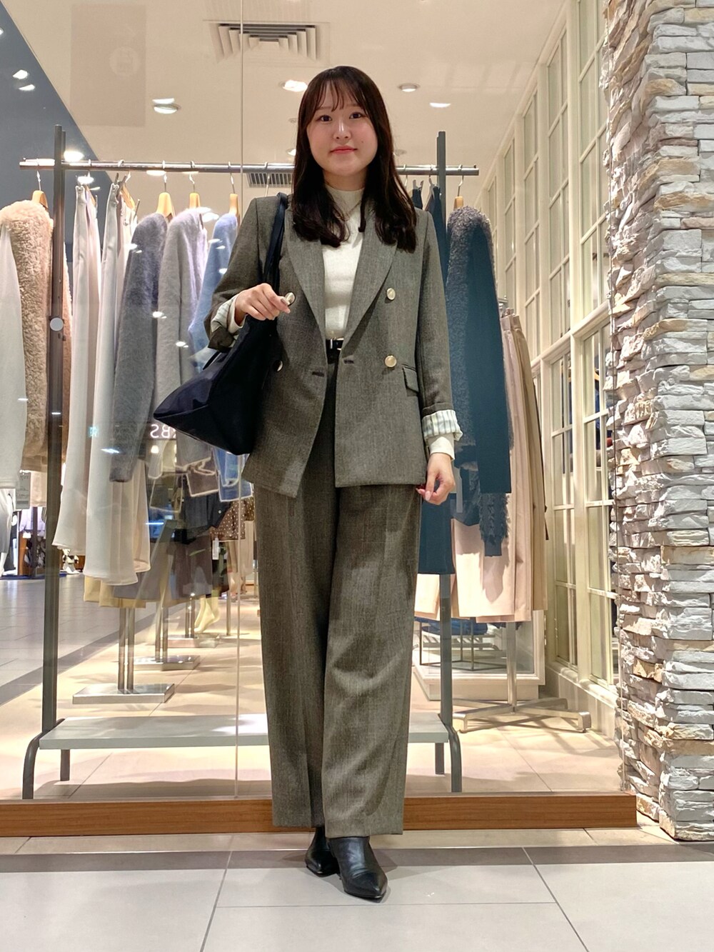 「秋っぽコーデ更新中、淡色コーデ、お仕事コーデ、お仕事スタイル、オフィスカジュアル、オフィススタイル、オフィスコーデ、通勤コーデ、通勤スタイル、セットアップ、セットアップスタイル、ジャケット、ジャケットスタイル、ジャケットコーデ、ワイトパンツ」|「NOLLEY’SのナイロントートバッグL(トートバッグ、ブラック系)」を使った、Mihoさん(レディース・159cm)の秋コーディネートの5枚目の写真