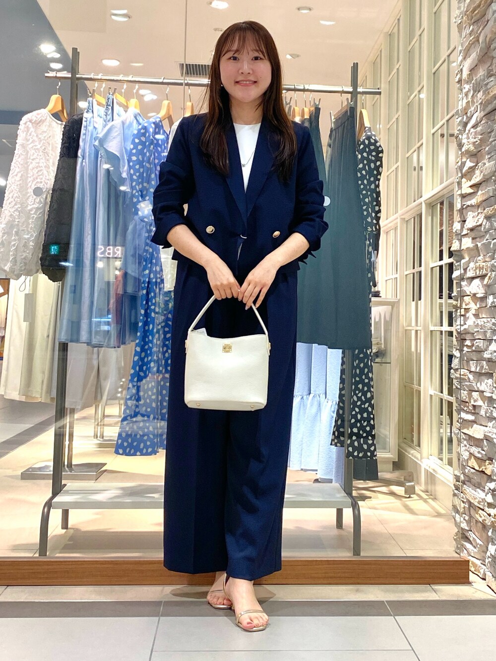 「夏コーデ、セットアップ、セットアップスタイル、ワイドパンツ、ジャケット、ジャケットスタイル、通勤コーデ、通勤スタイル、お仕事コーデ、仕事着、仕事コーデ、パンツスタイル、初夏コーデ、おしゃれさんと繋がりたい、夏ファッション」｜「NOLLEY’Sのヒネリ金具レザーバッグ（ショルダーバッグ、ホワイト系）」を使った、Mihoさん（レディース・159cm）の夏コーディネートの5枚目の写真