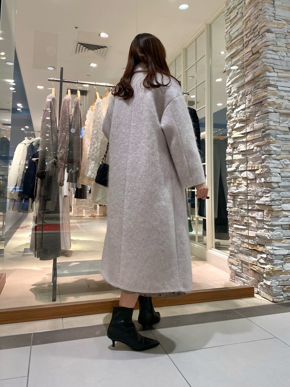 「秋冬コーデ、クリスマスに着たい服、クリスマス、クリスマスコーデ、シャギーコート、ロングコート、オトナ女子、大人コーデ、大人かわいい、キレイめ、きれいめコーディネート、コート、コートスタイル、モノトーンコーデ、お洒落さんとつながりたい」｜「NOLLEY’S Sophiの＜飯豊まりえさん着用＞◇【WEB限定カラーあり】ループカットロングシャギーコート（その他アウター、ベージュ系）」を使った、Mihoさん（レディース・159cm）の冬コーディネートの4枚目の写真