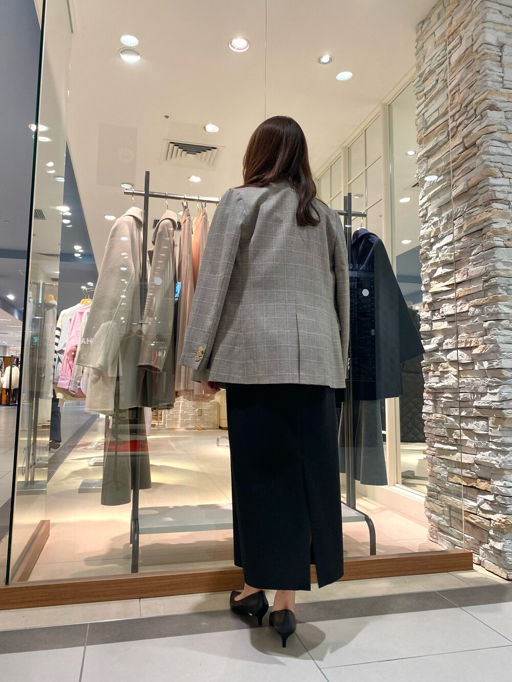 「カジュアルコーデ、秋服、大人コーデ、お出かけコーデ、通勤コーデ、通勤スタイル、スカート、タイトスカート、お仕事コーデ、お仕事スタイル、ジャケット、ジャケットスタイル、ジャケットコーデ、チェック、ブルー」｜「NOLLEY’Sの《セットアップ対応》《手洗い可能》ダブルジャージタイトミディスカート（スカート、ブラック系）」を使った、Mihoさん（レディース・159cm）の秋コーディネートの3枚目の写真