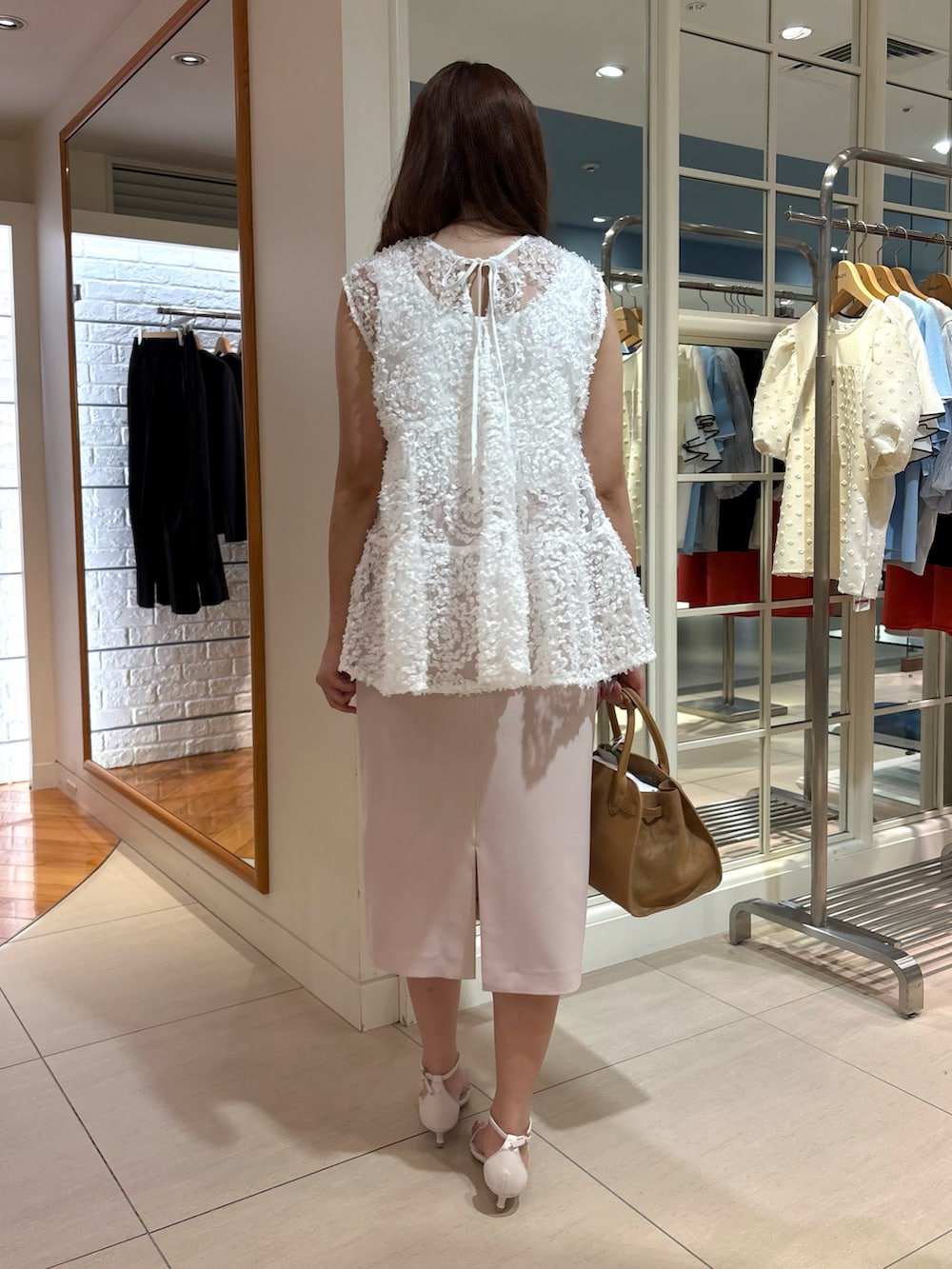 「夏ルックで気分アップ、ティアードブラウス、おでかけコーデ、タイトスカート、タイトスカートコーデ、オトナ女子、大人かわいい、大人ガーリー、大人可愛い、きれいめコーデ、オフィスカジュアル、オフィススタイル、キレイめ、きれいめカジュアル、通勤コーデ」｜「NOLLEY’Sの【SINBONO/シンボノ】 スエードコンビトートバッグ（トートバッグ、ブラウン系）」を使った、Mihoさん（レディース・159cm）の夏コーディネートの3枚目の写真